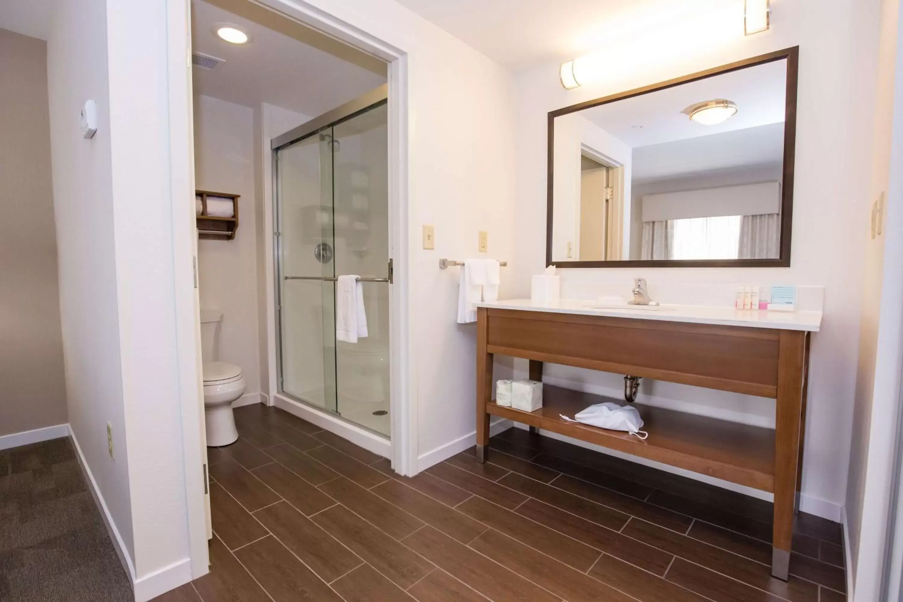 Bathroom in Hampton Inn & Suites - Pittsburgh/Harmarville, PA