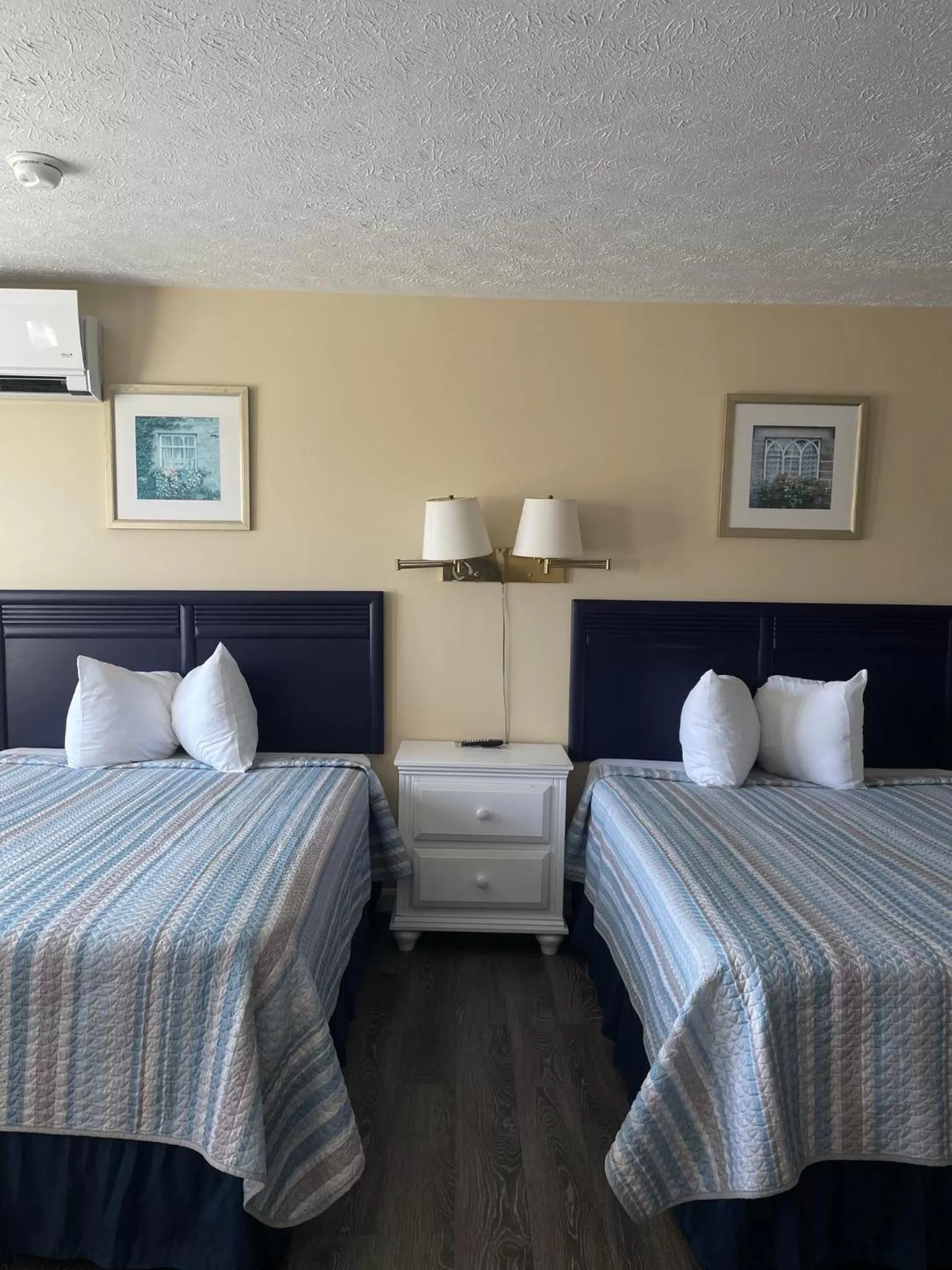 Bed in The Grand Beach Inn