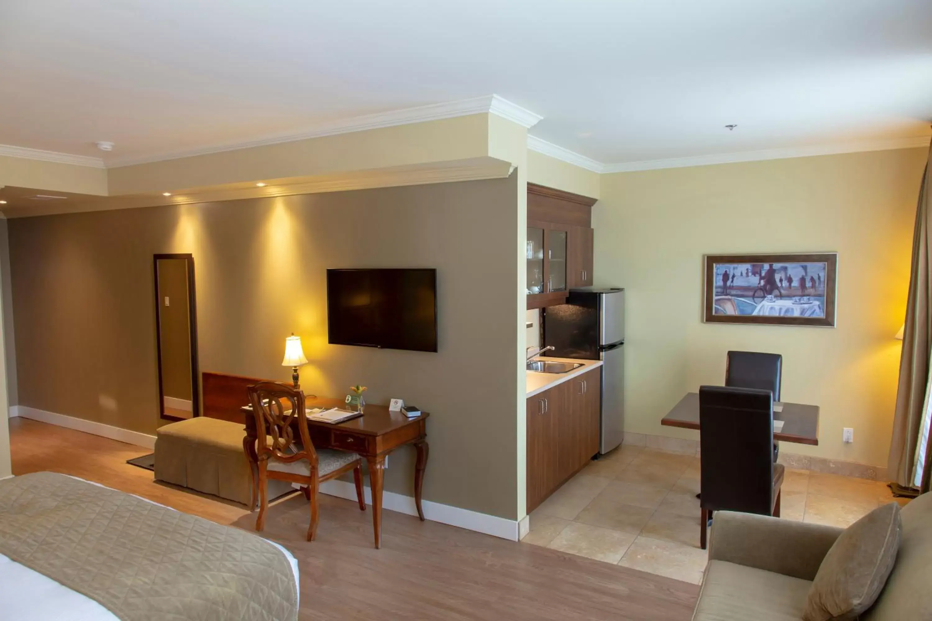 Seating area, TV/Entertainment Center in Hotel Brossard