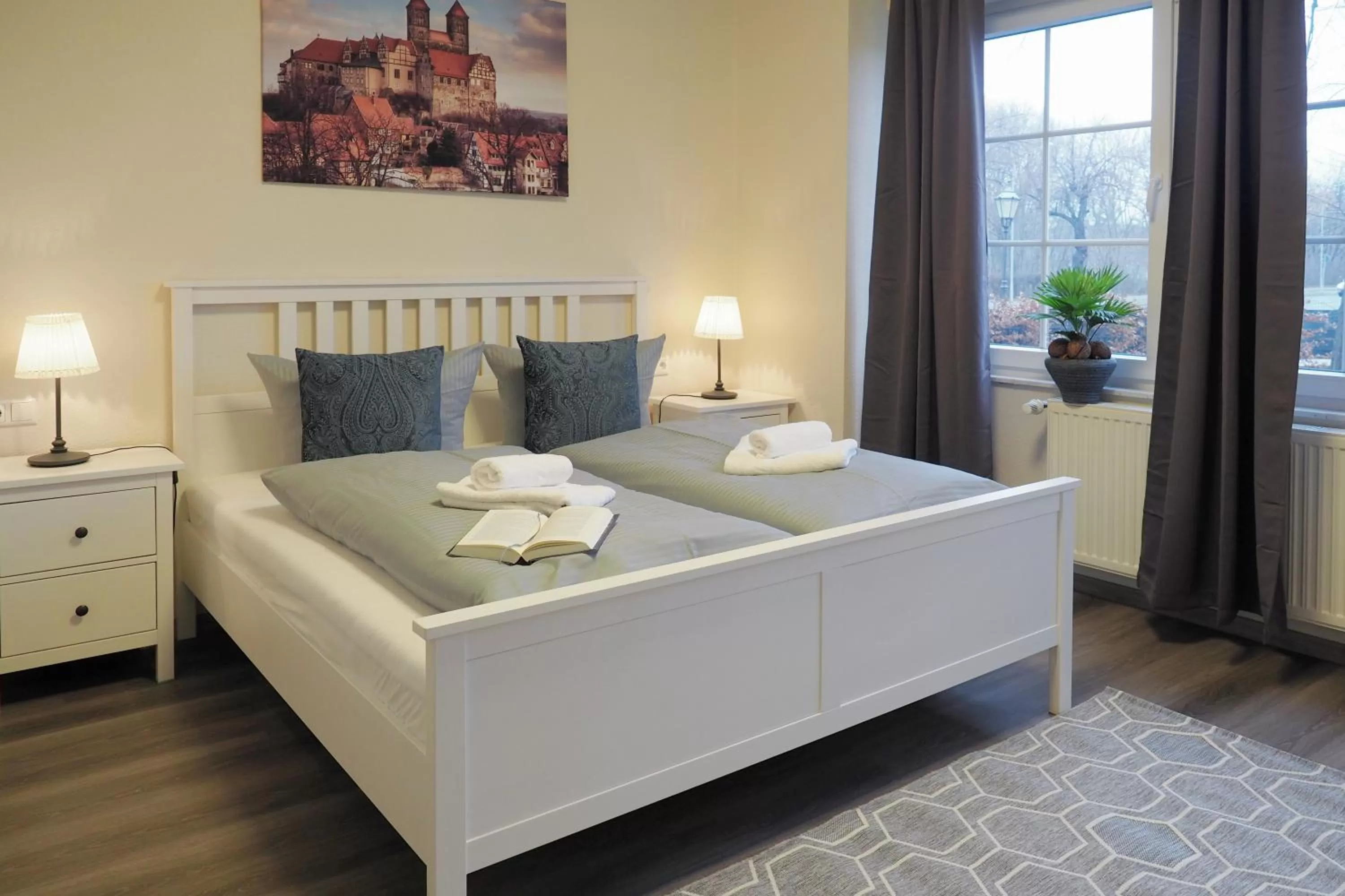 Bed in REGIOHOTEL Quedlinburger Hof - #HistorischerCharme #ZentraleLage #Wellness #FreeParking