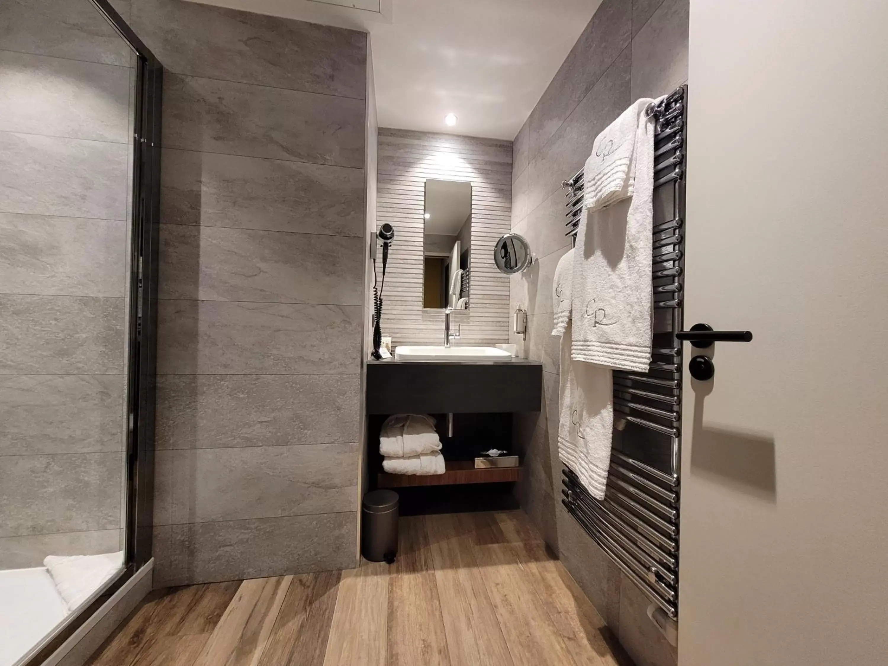 Shower, Bathroom in Hostellerie Du Chapeau Rouge