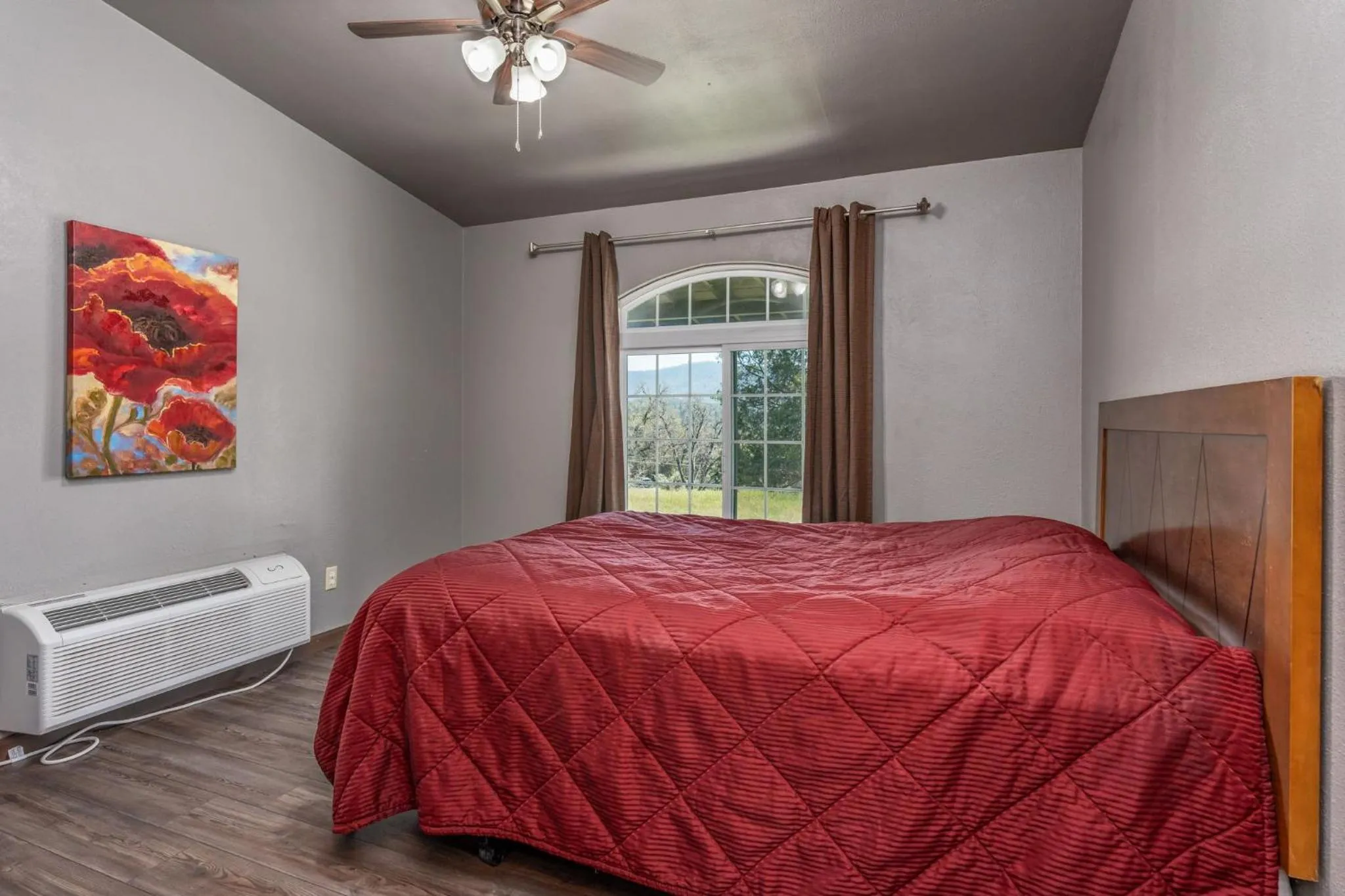 Bed in Mountain Trail Lodge and Vacation Rentals