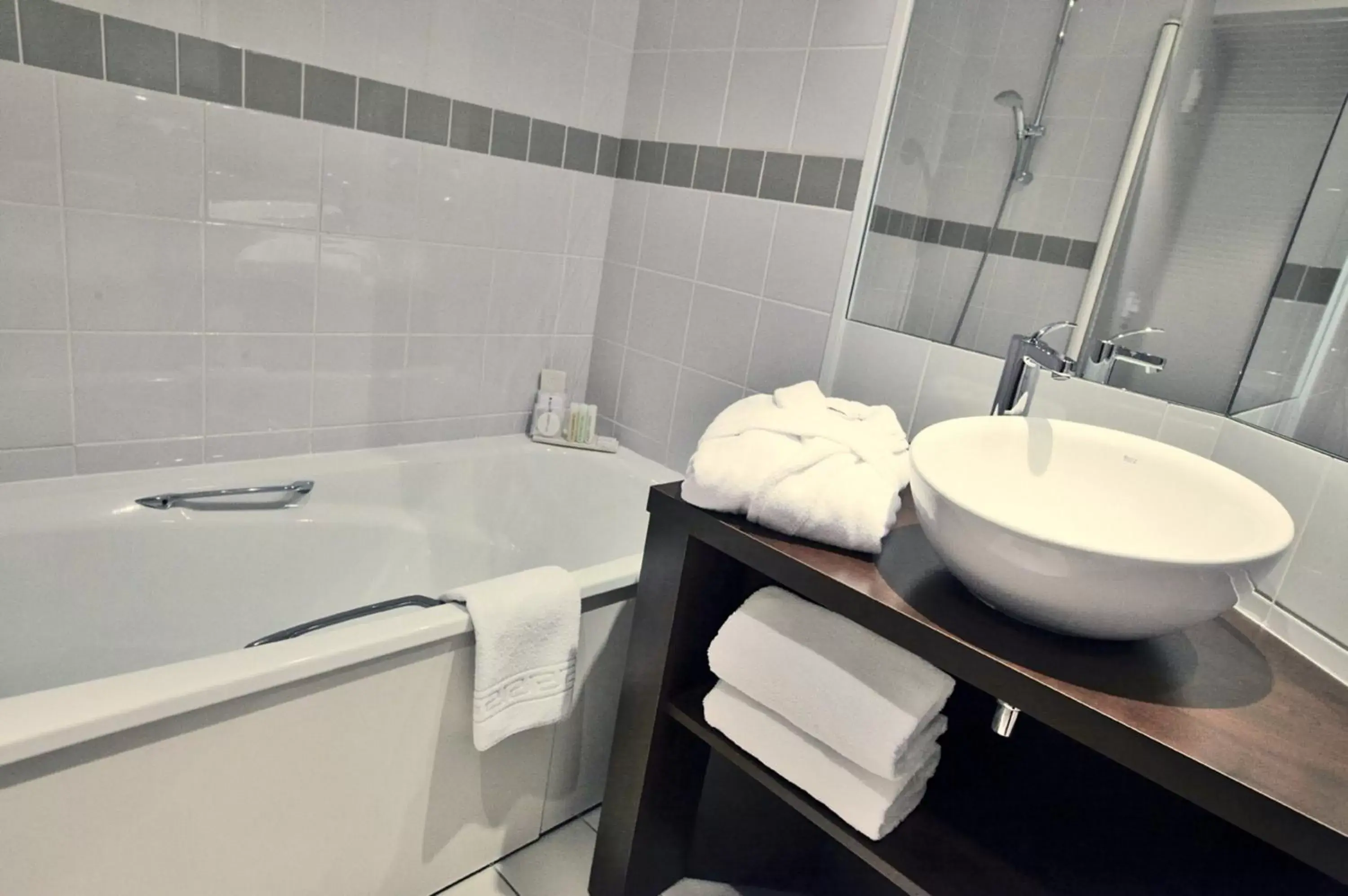 Bathroom in Golden Tulip Paris CDG Airport – Villepinte