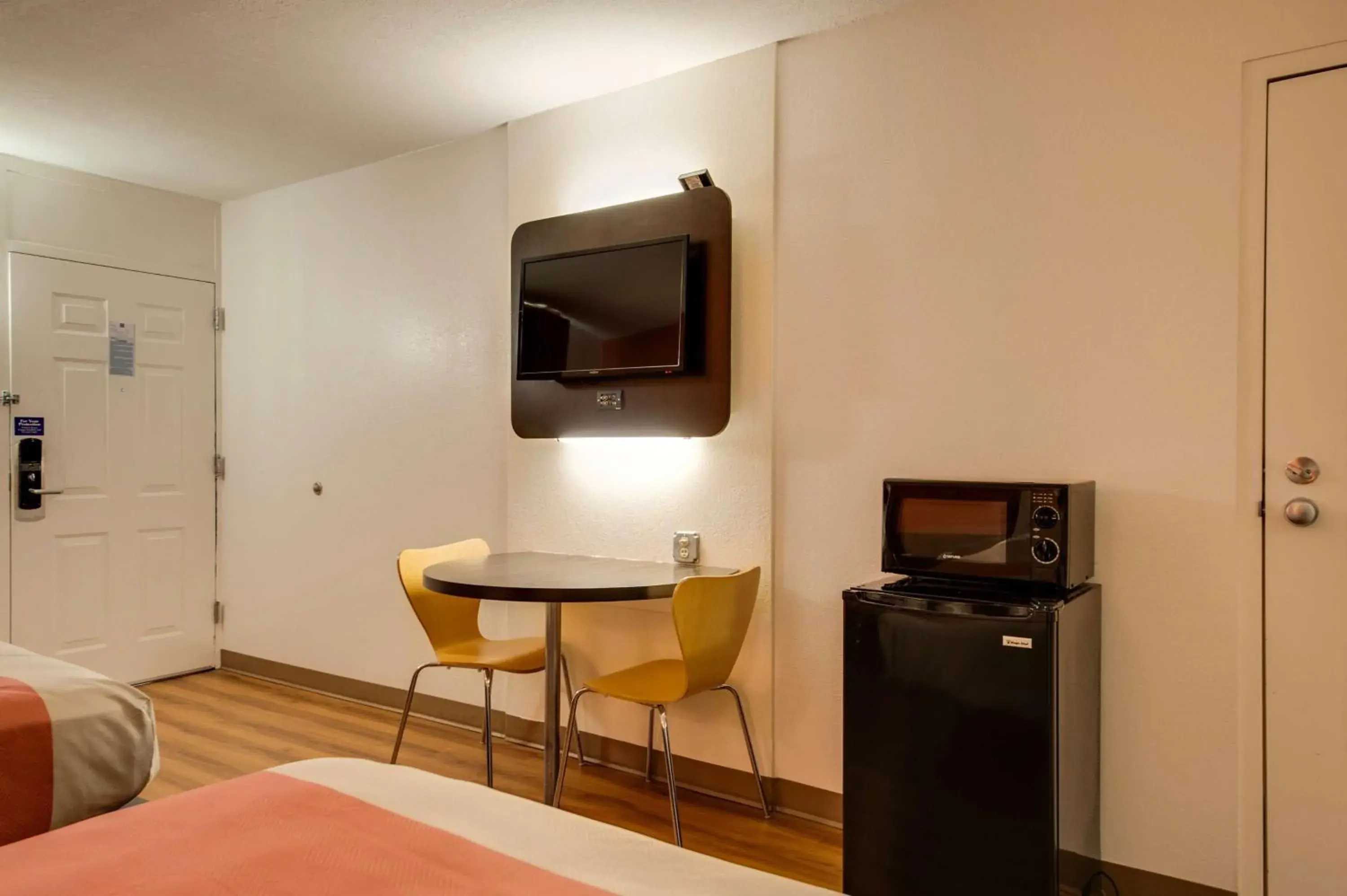 TV and multimedia, Bed in Motel 6-Jennings, LA TV and multimedia, Bed in Motel 6-Jennings, LA