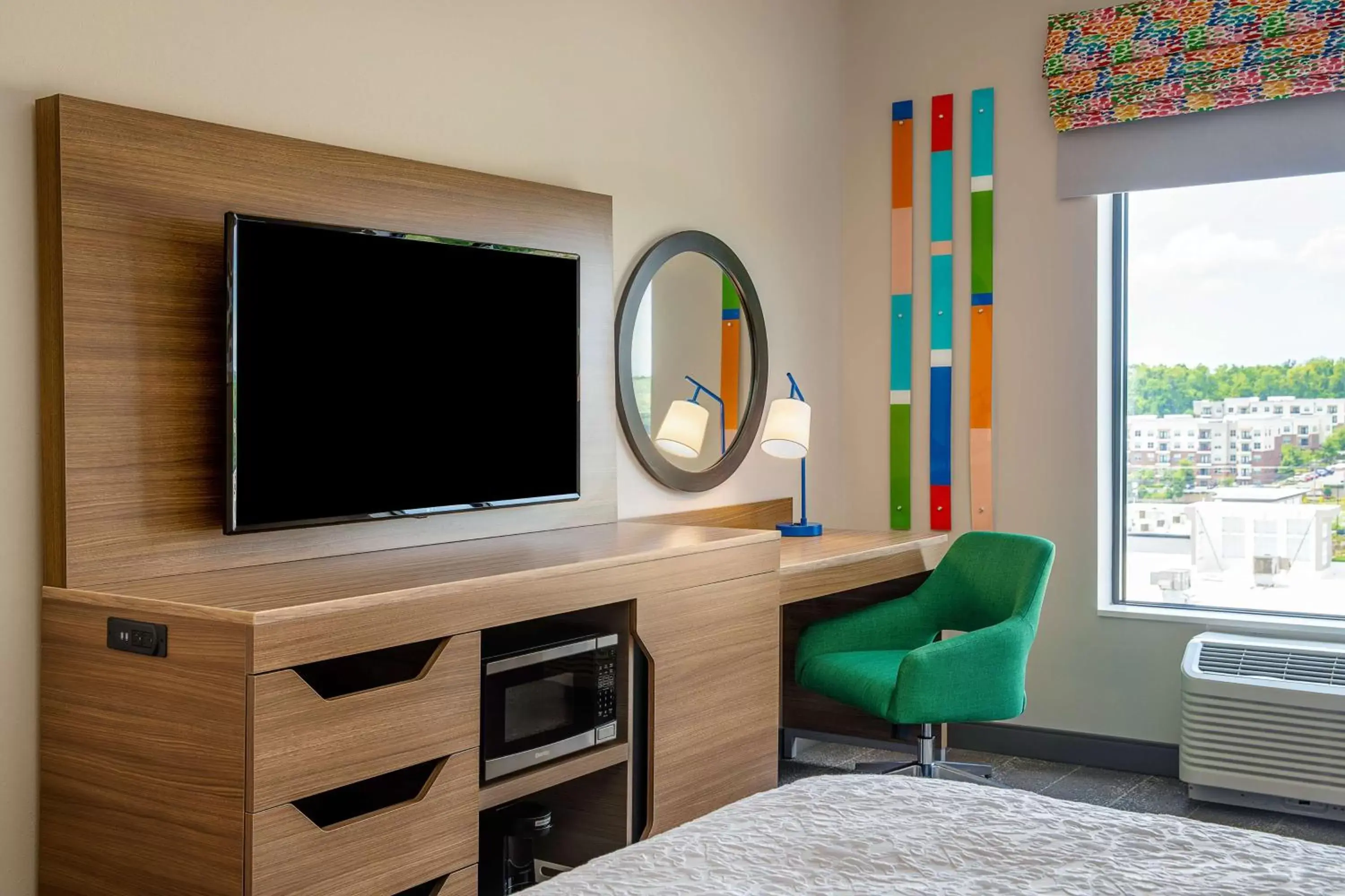 Bedroom, TV/Entertainment Center in Hampton Inn & Suites Raleigh Midtown, NC