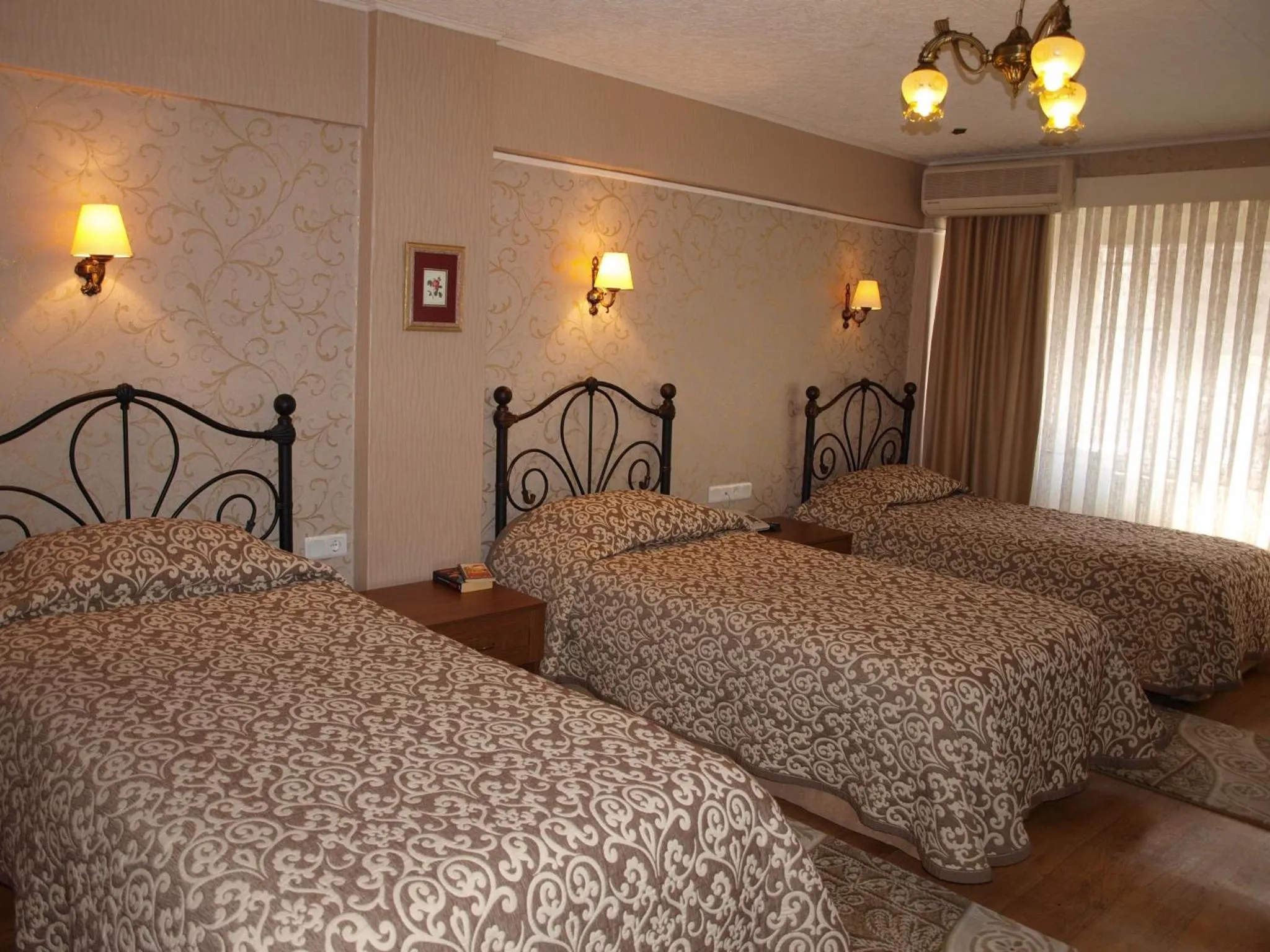 Photo of the whole room, Bed in Hotel Nezih Istanbul