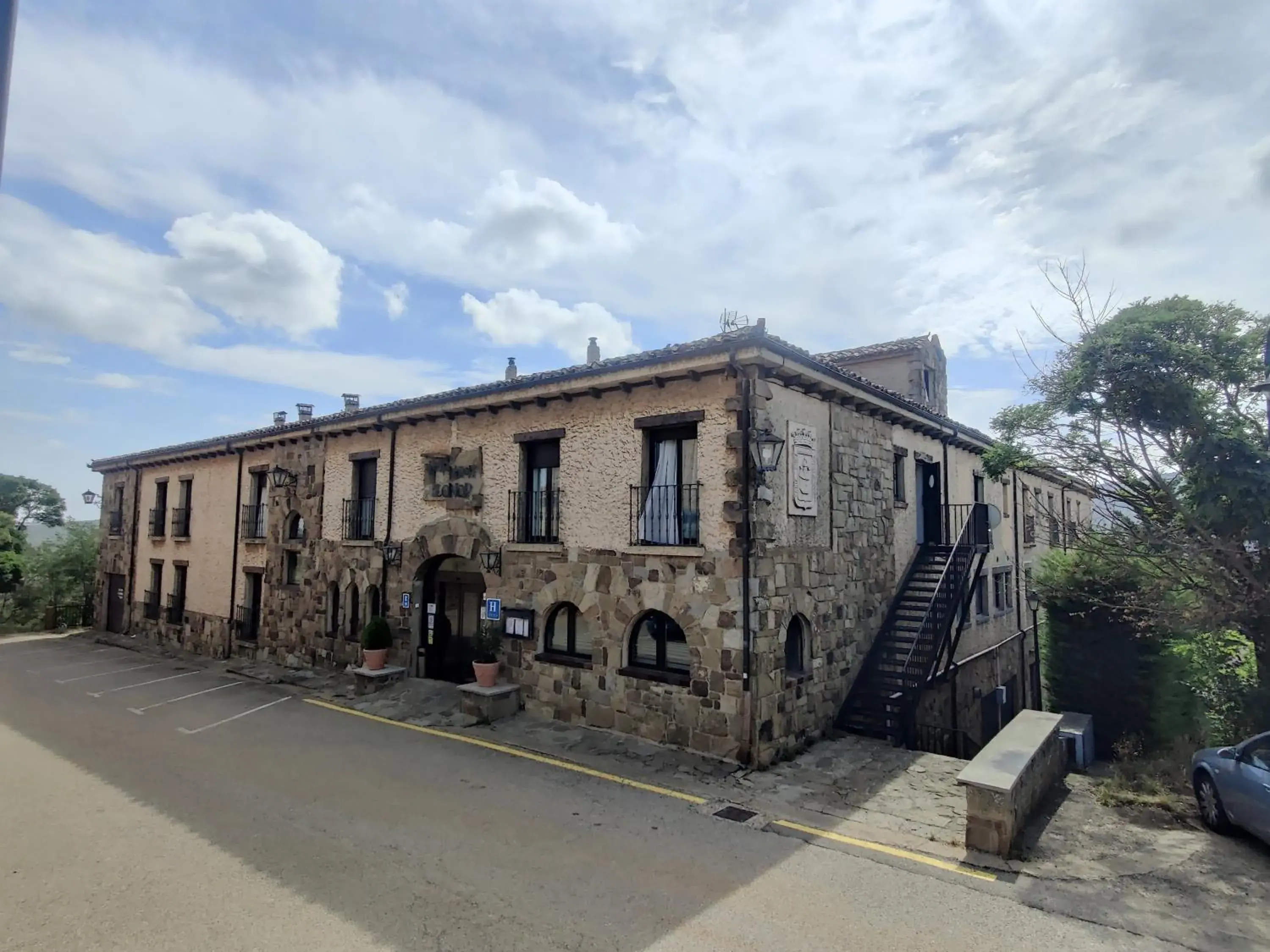 Property Building in Hotel Leonor Mirón