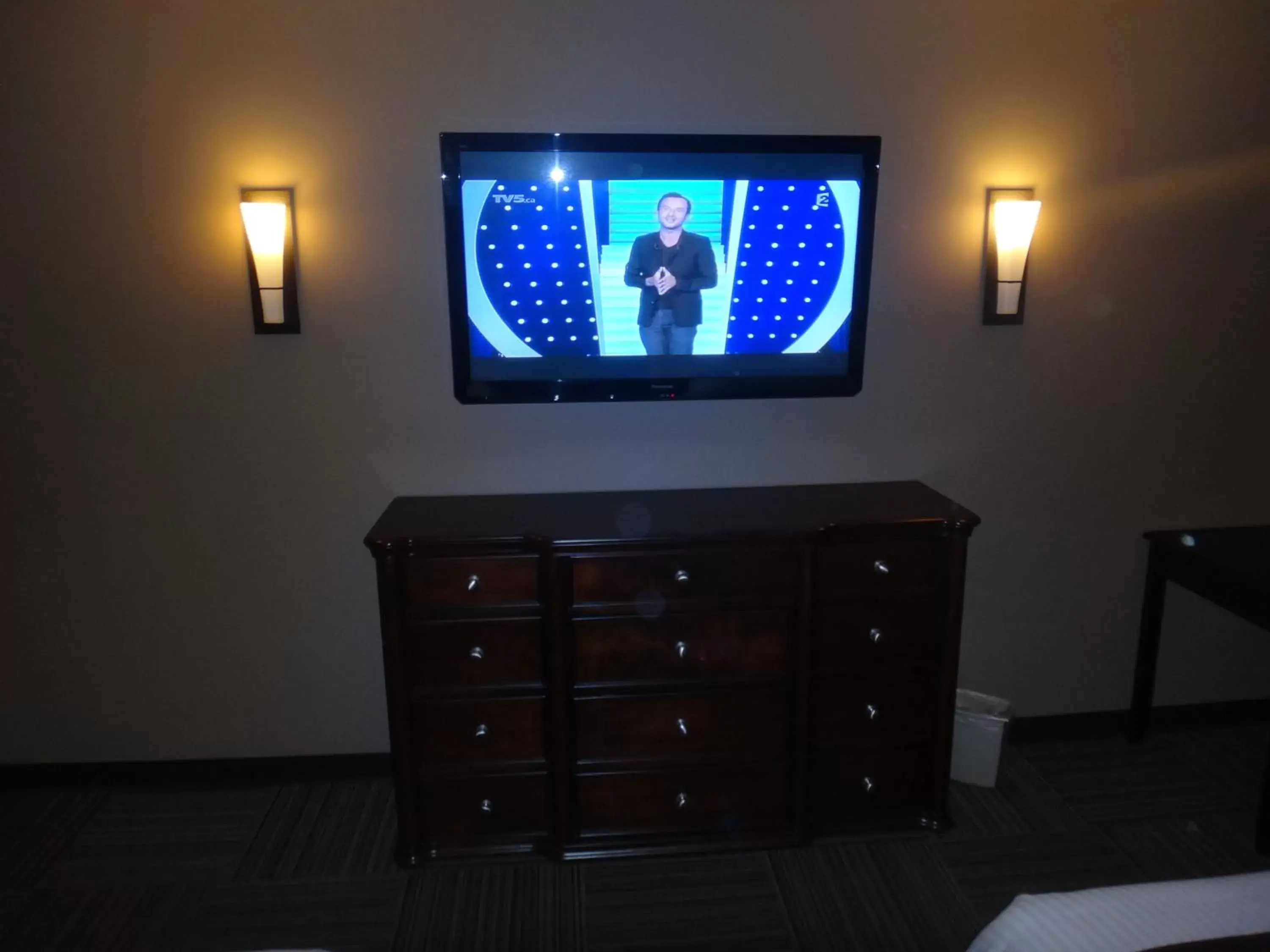 TV and multimedia, TV/Entertainment Center in 121 Steakhouse & Motel