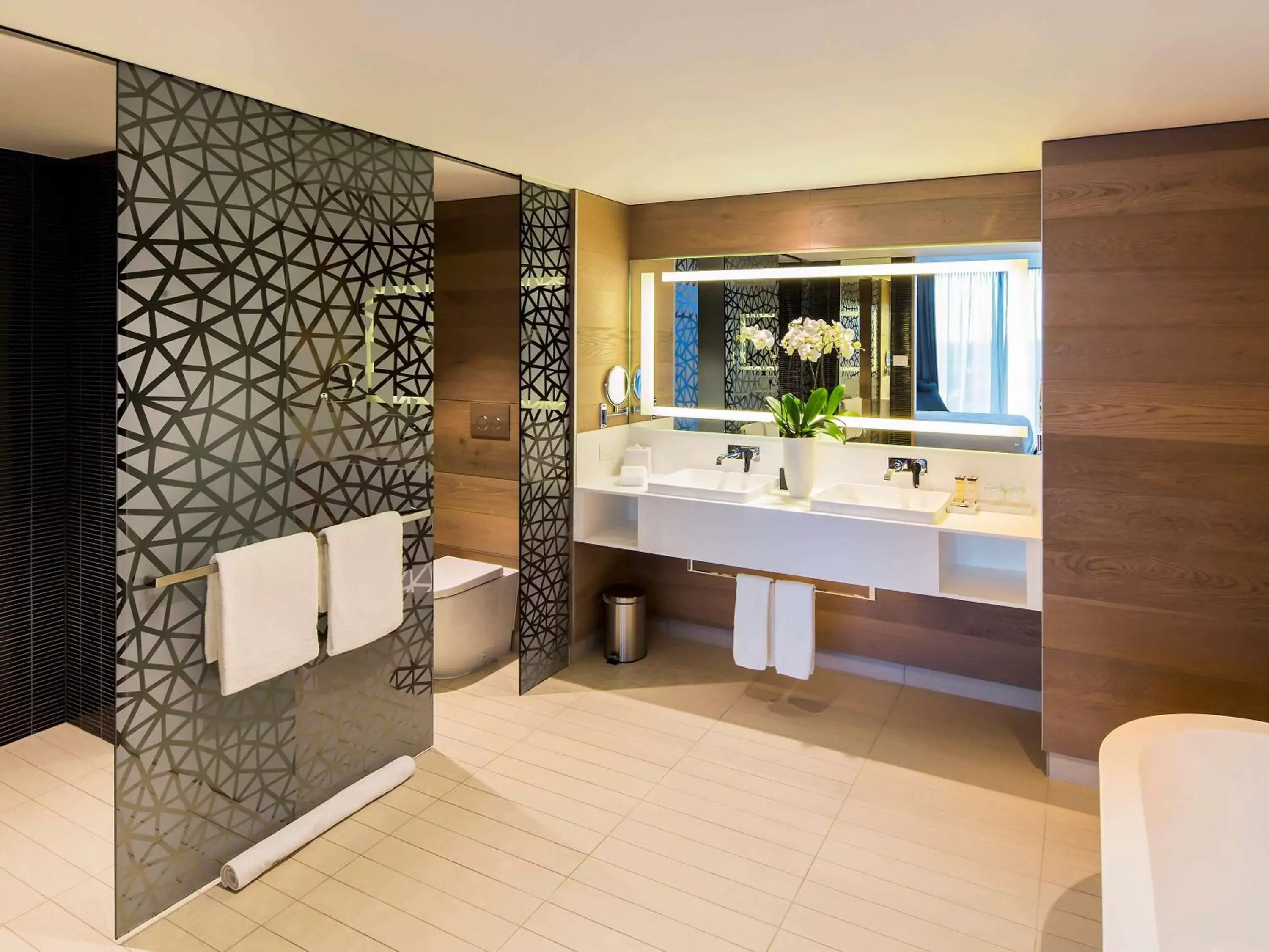 Photo of the whole room, Bathroom in Pullman Sydney Airport