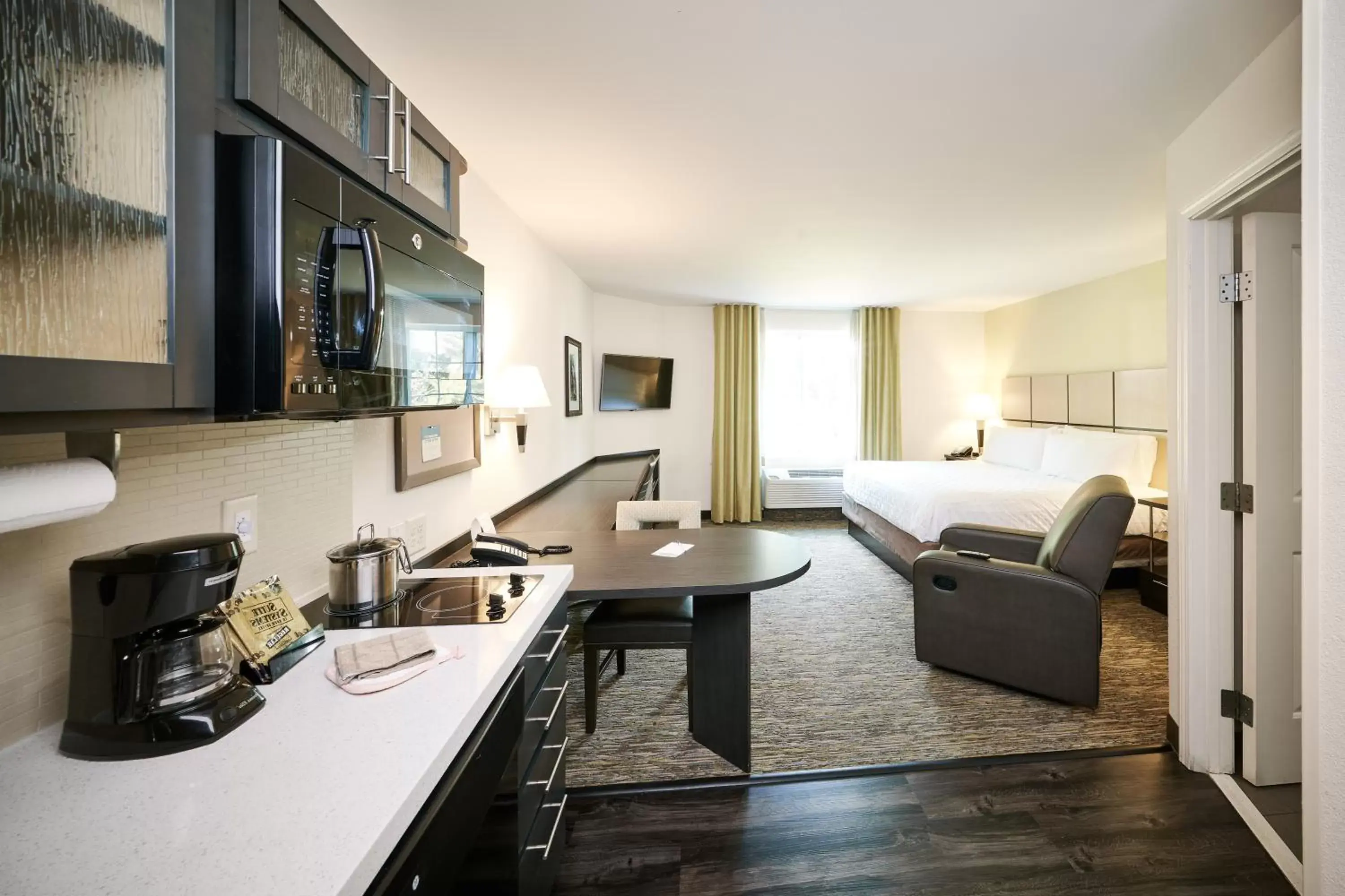 Photo of the whole room, Kitchen/Kitchenette in Candlewood Suites Columbus-Northeast, an IHG Hotel