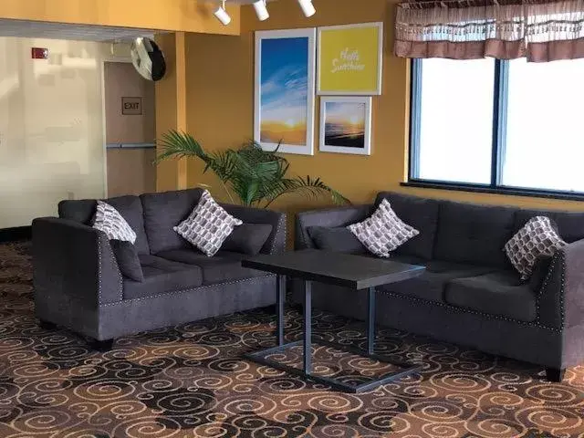 Seating Area in Days Inn by Wyndham Neenah
