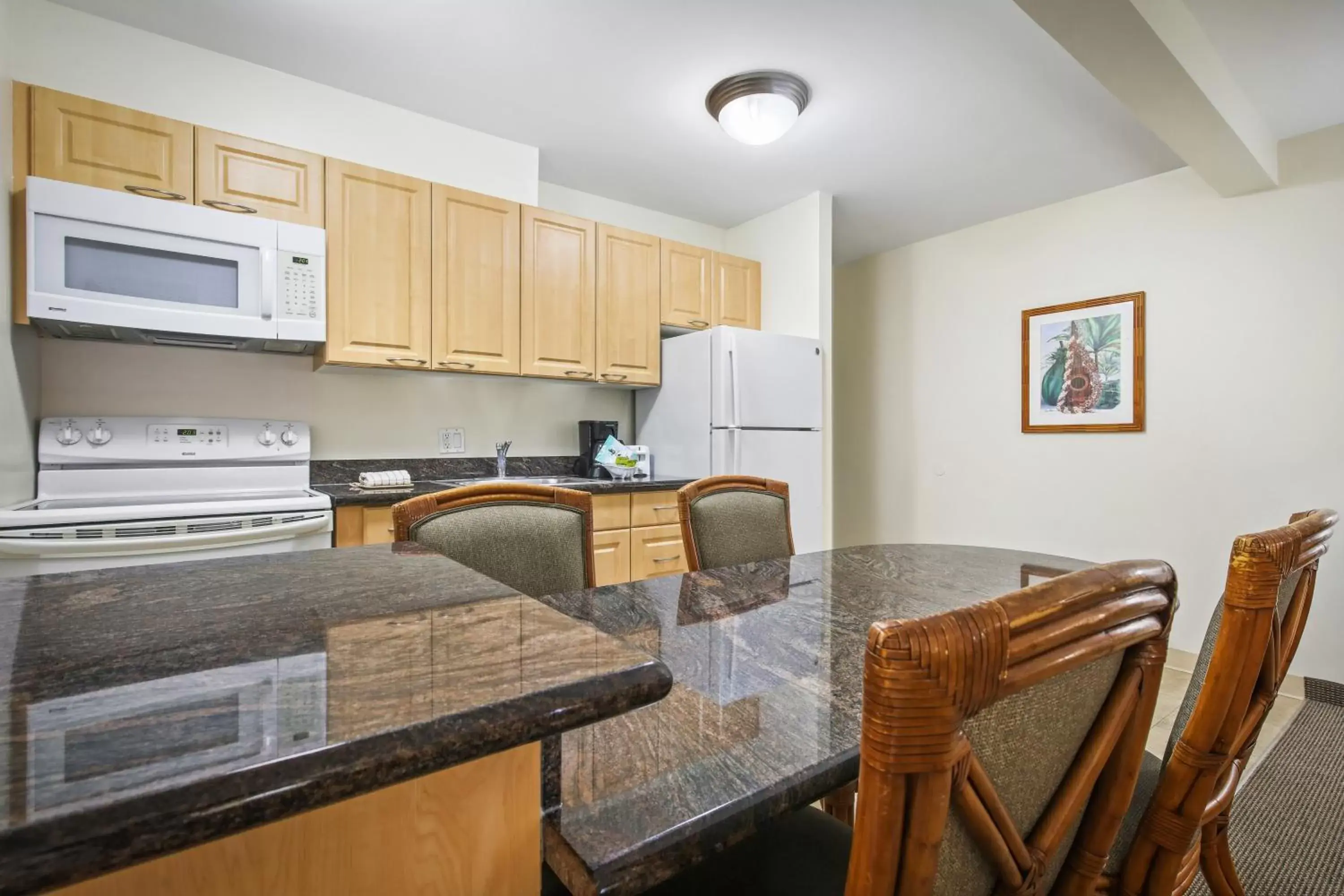 Coffee/tea facilities, Kitchen/Kitchenette in Aston Waikiki Sunset