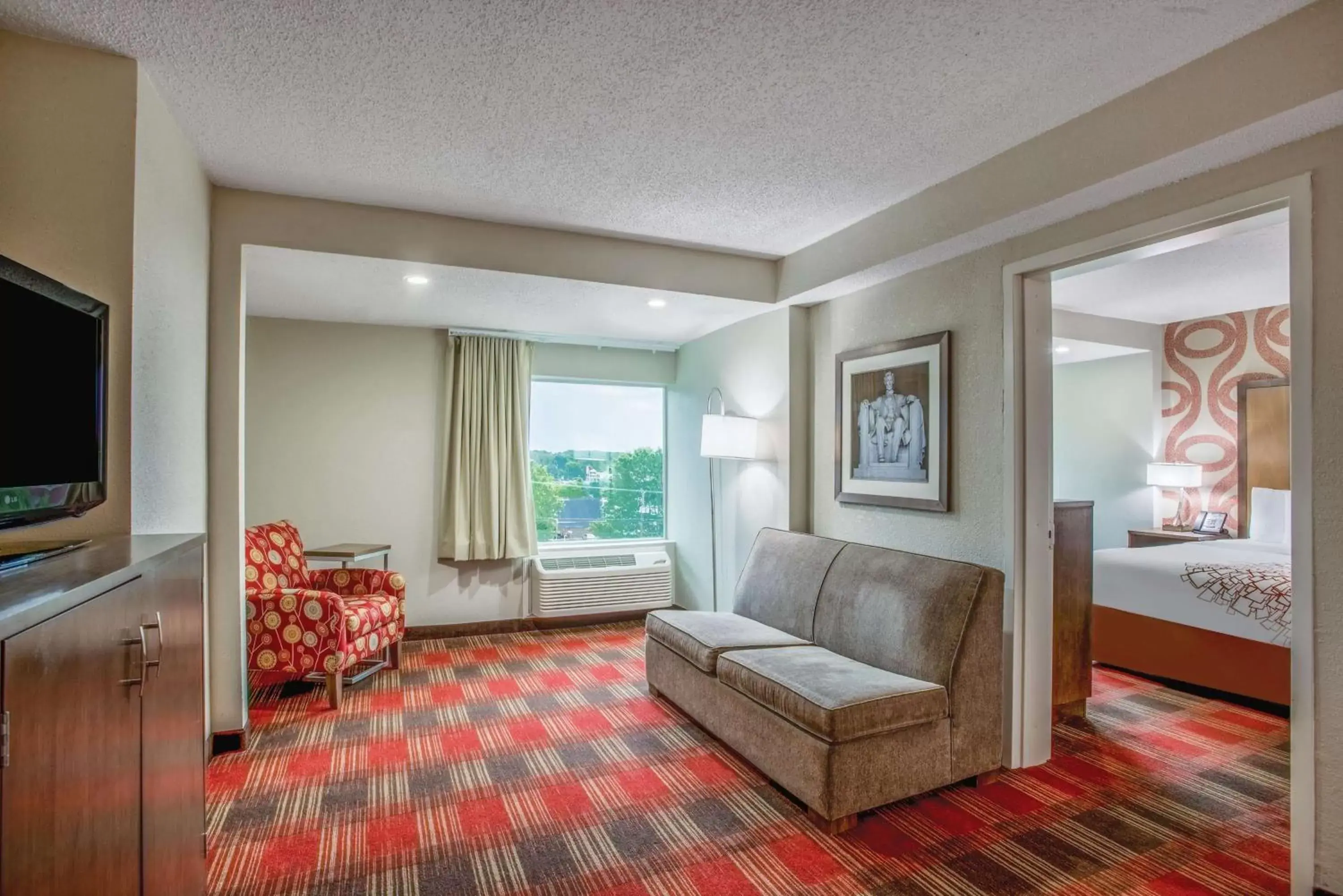 Photo of the whole room, Seating Area in La Quinta Inn & Suites by Wyndham DC Metro Capital Beltway