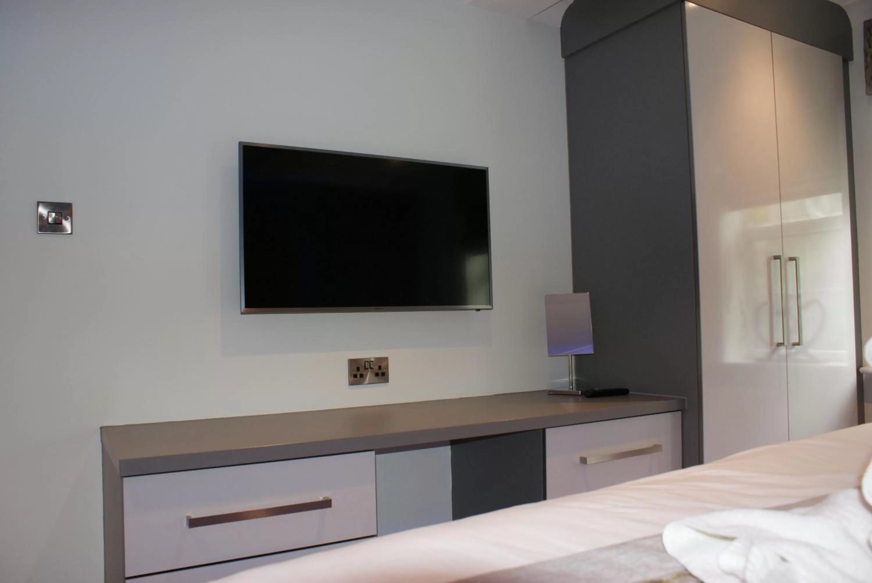 TV and multimedia in The Avenue Hotel Ltd