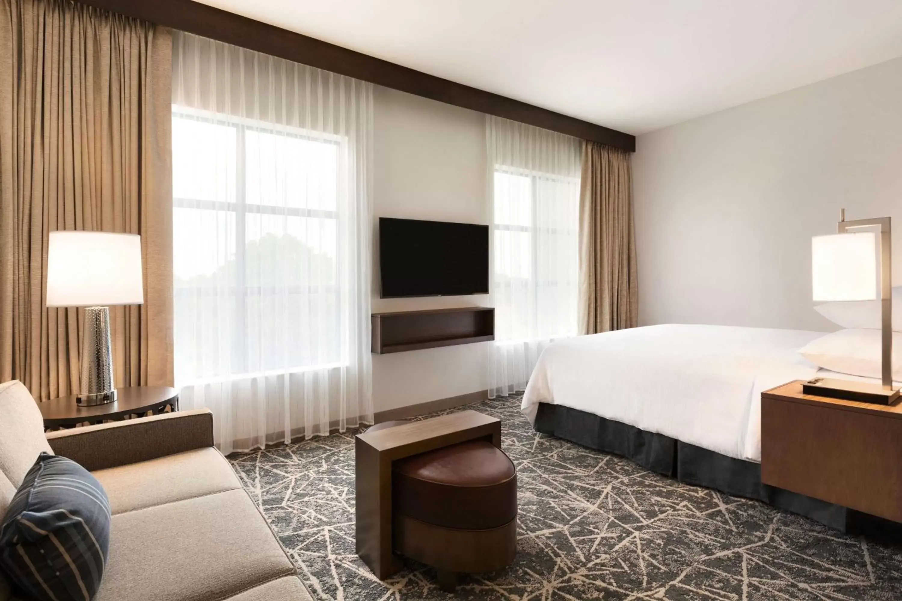 Bedroom, TV/Entertainment Center in Embassy Suites San Antonio Brooks City Base Hotel & Spa