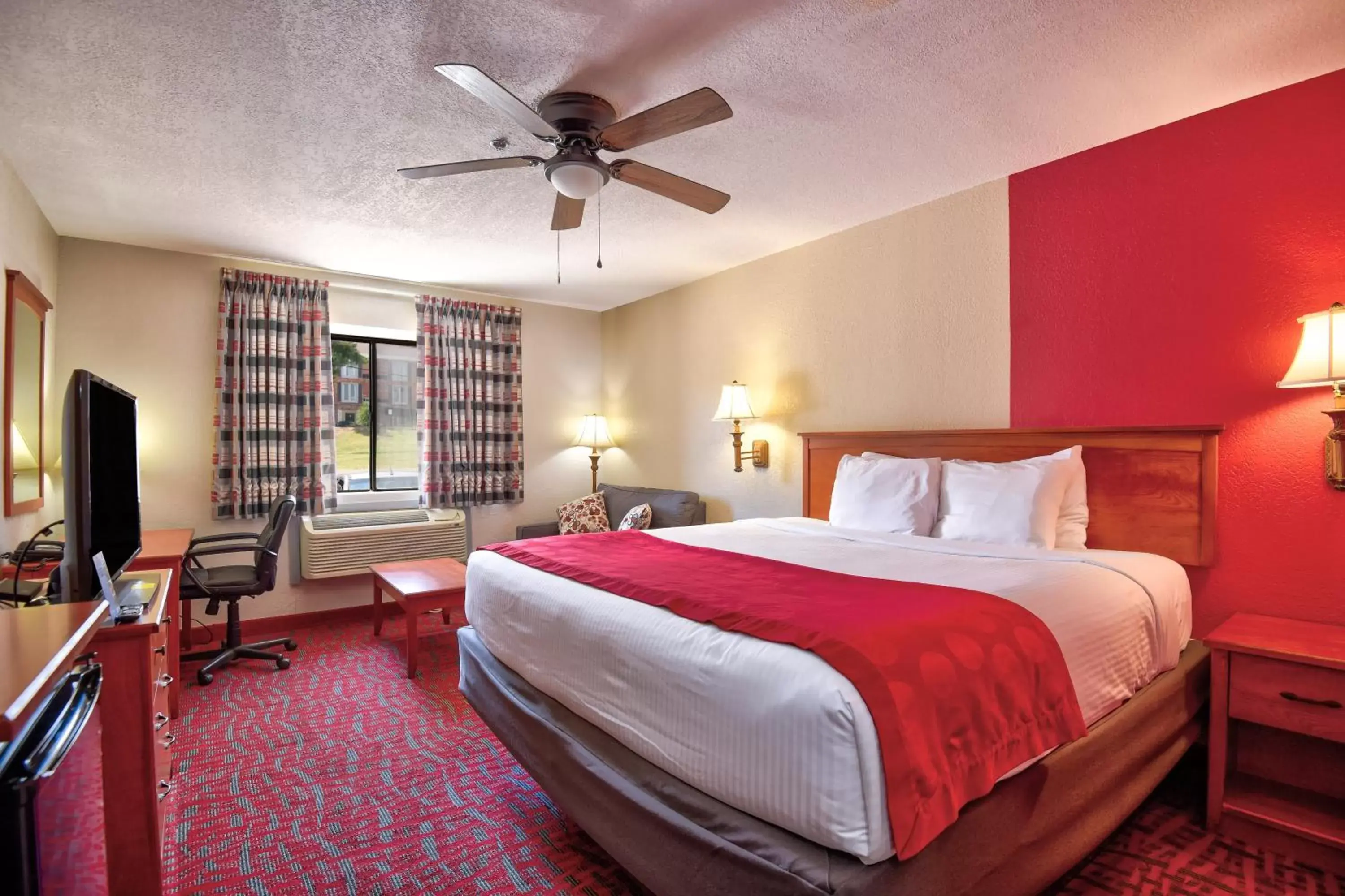 Guests, Bed in Ramada by Wyndham Oklahoma City Airport North