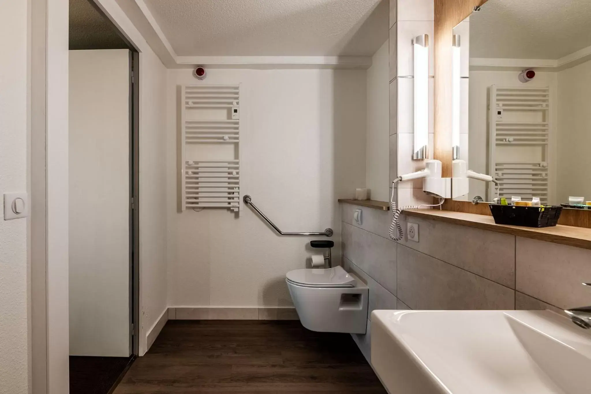 Bathroom in Hôtel Le Cyrano Bergerac