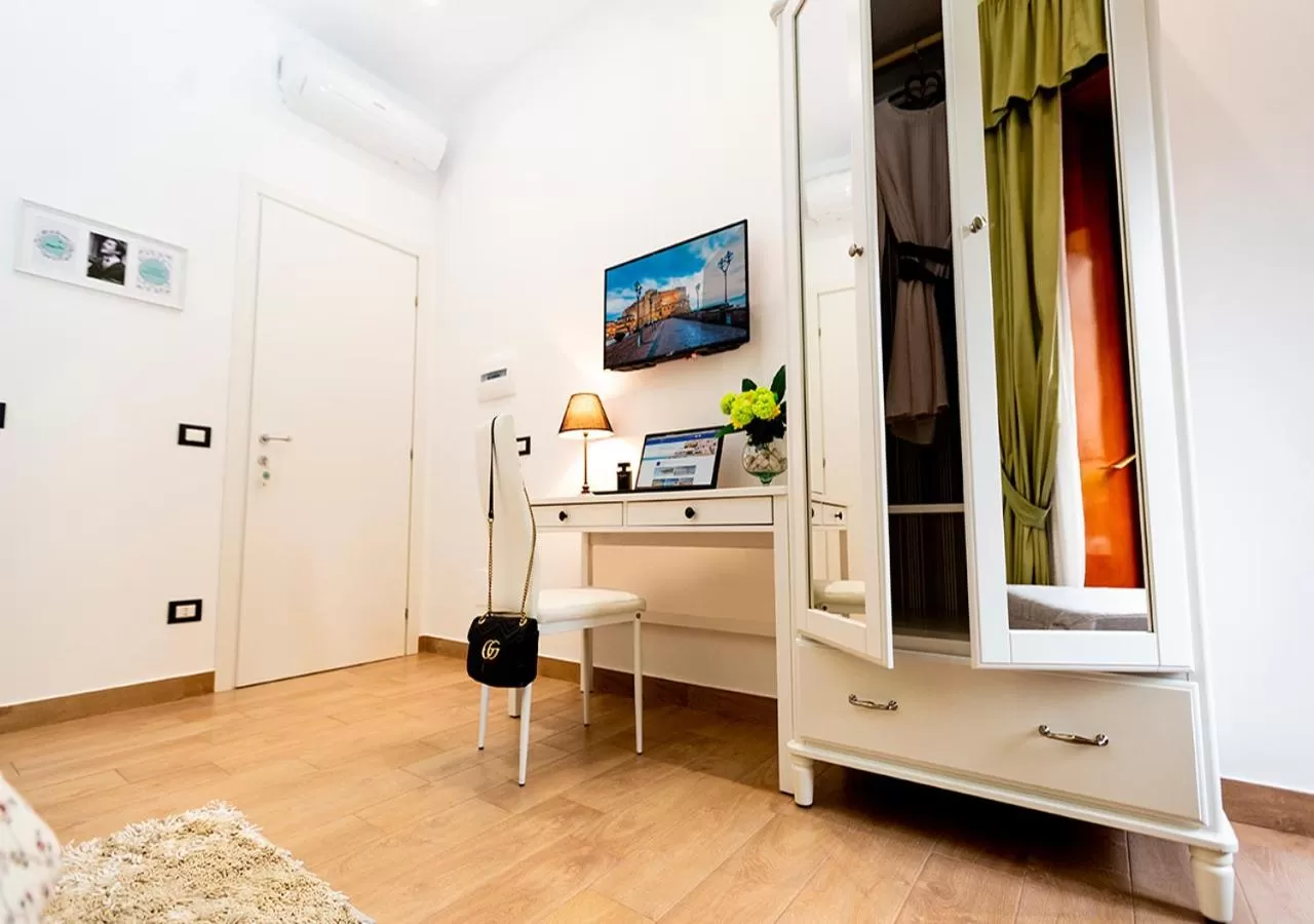 Bedroom, TV/Entertainment Center in B&B Vico Milano 18