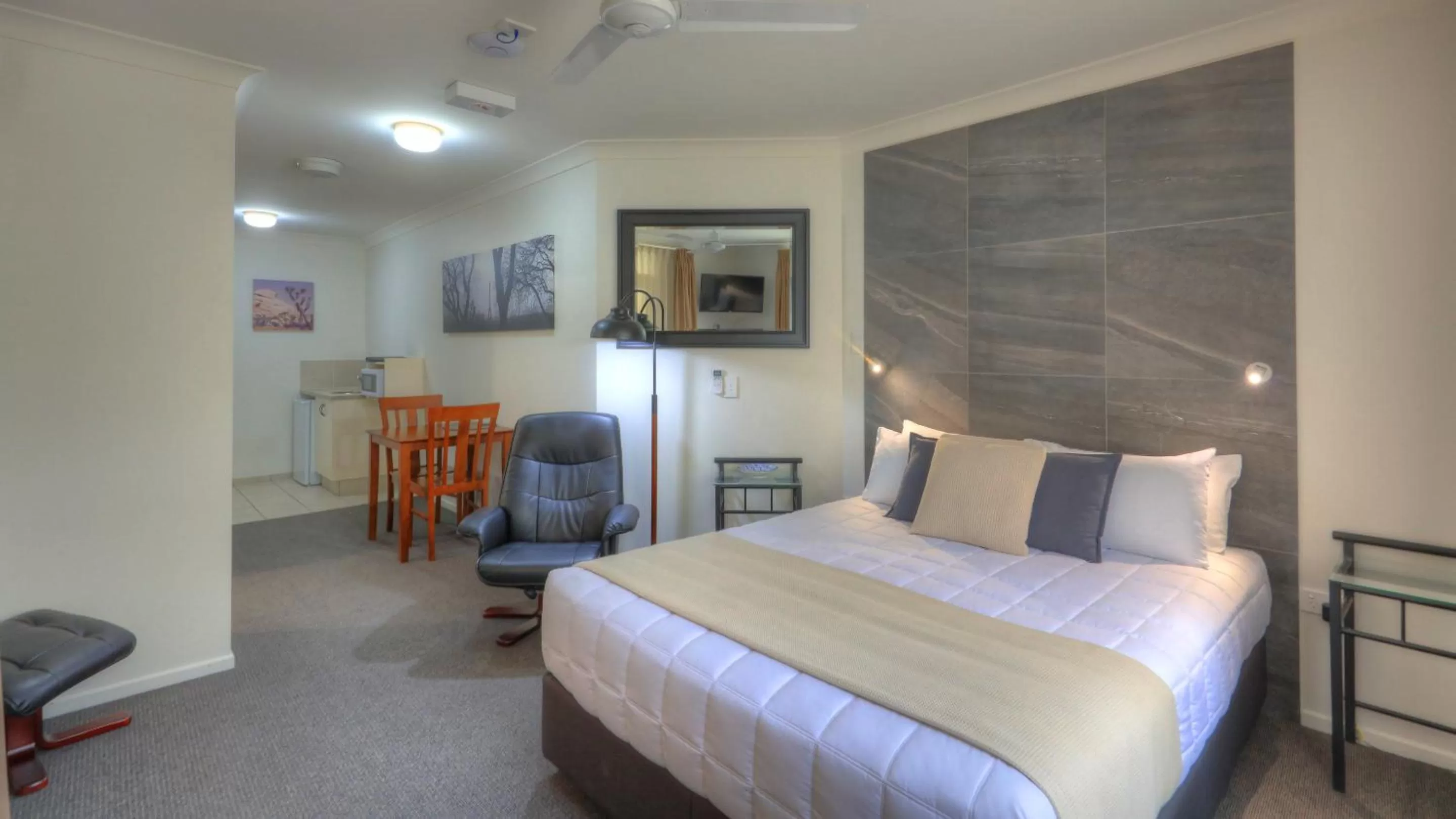 Bed in Heritage River Motor Inn