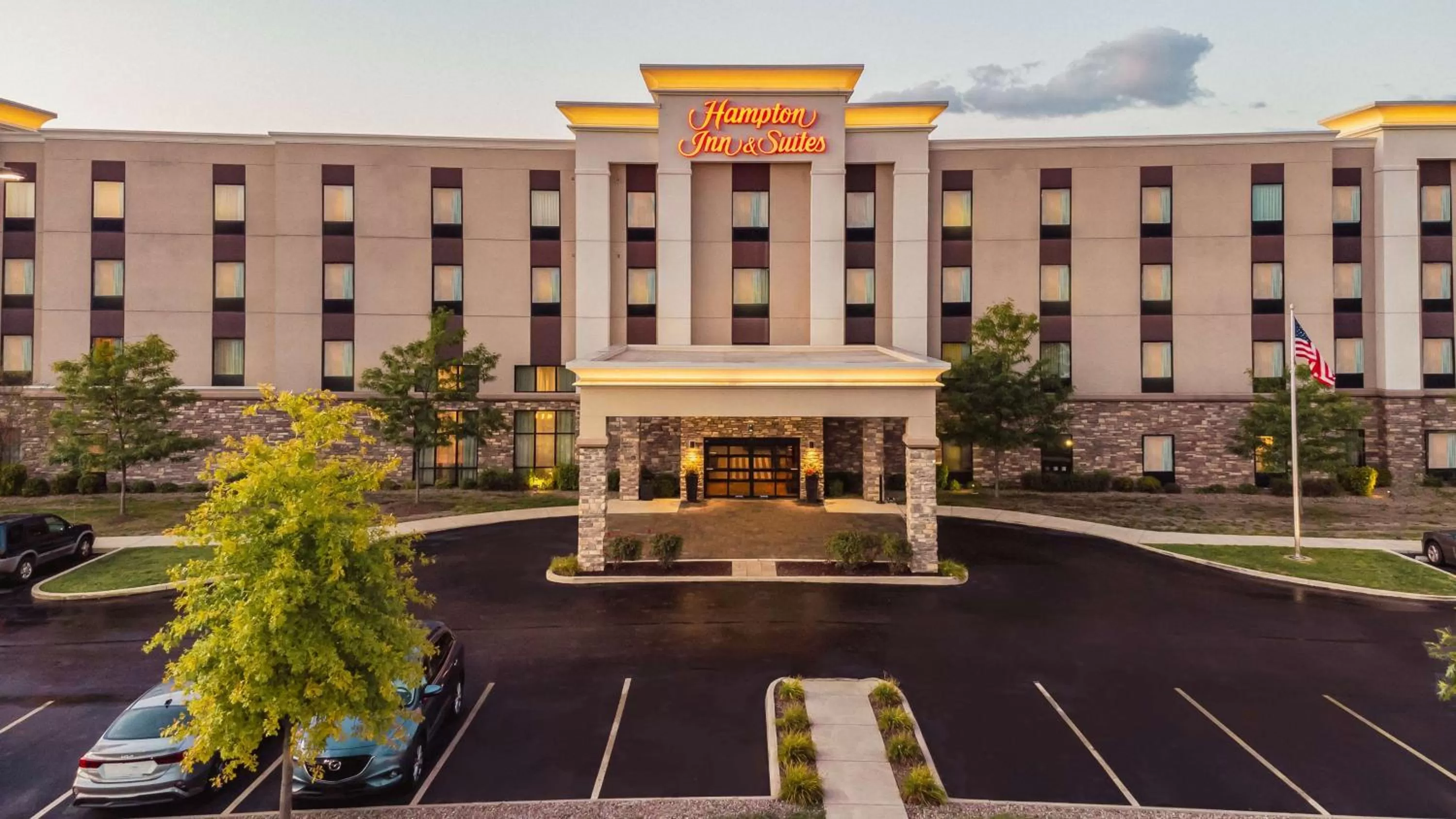 Property building in Hampton Inn & Suites Niles/Warren, OH