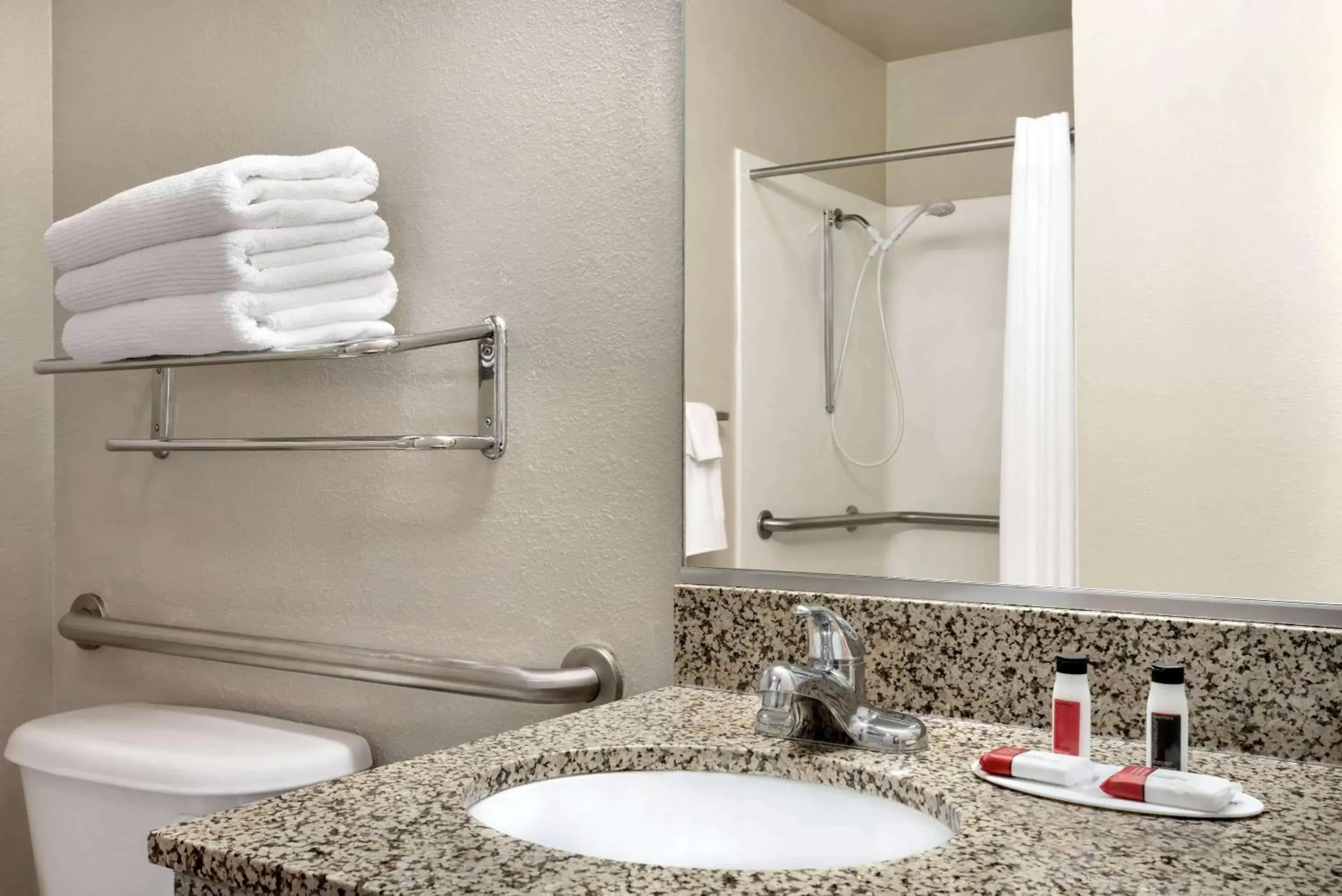 Bathroom in Travelodge by Wyndham Clinton Valley West Court