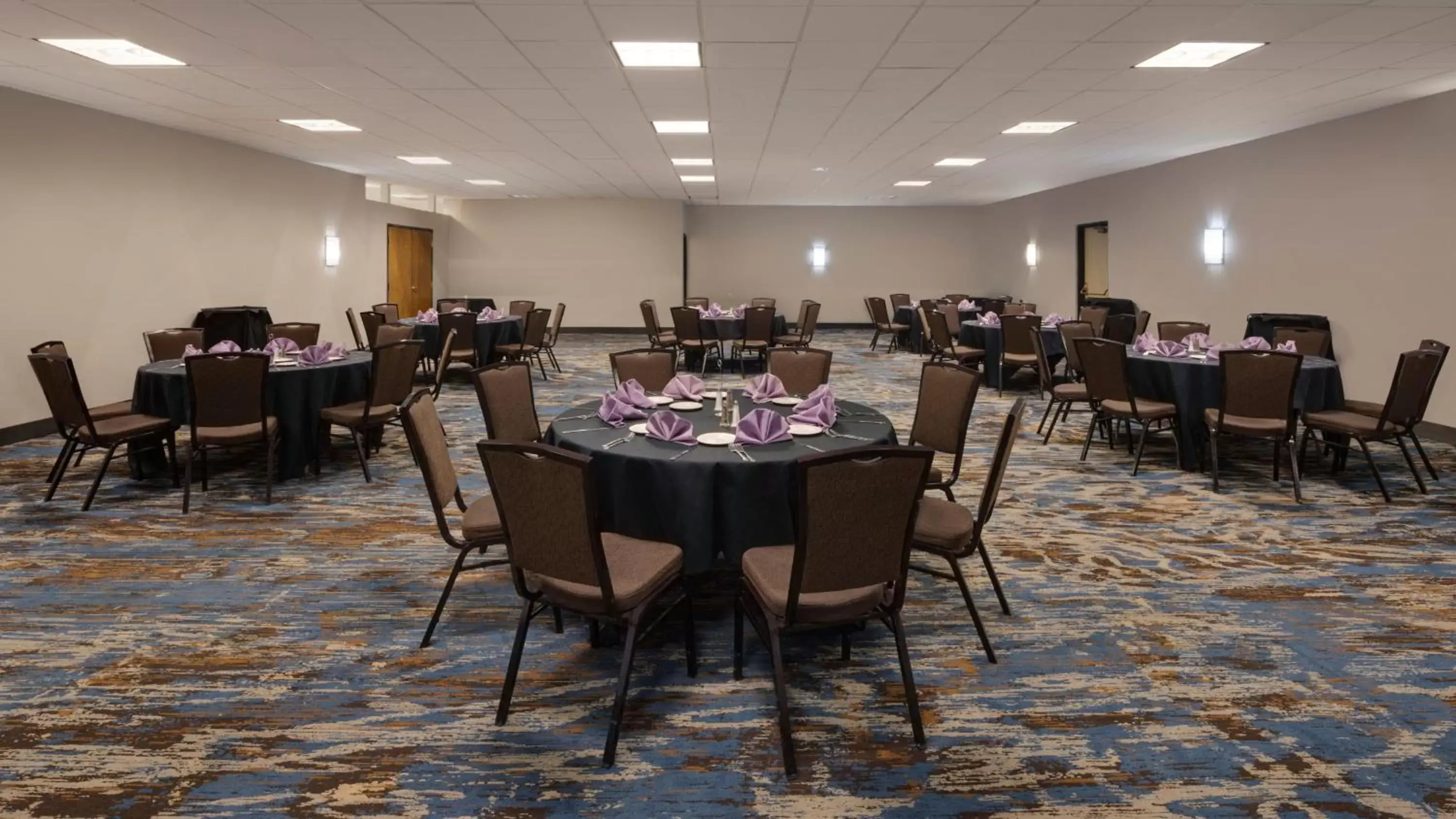 Meeting/conference room, Restaurant/Places to Eat in Holiday Inn San Jose-Silicon Valley, an IHG Hotel