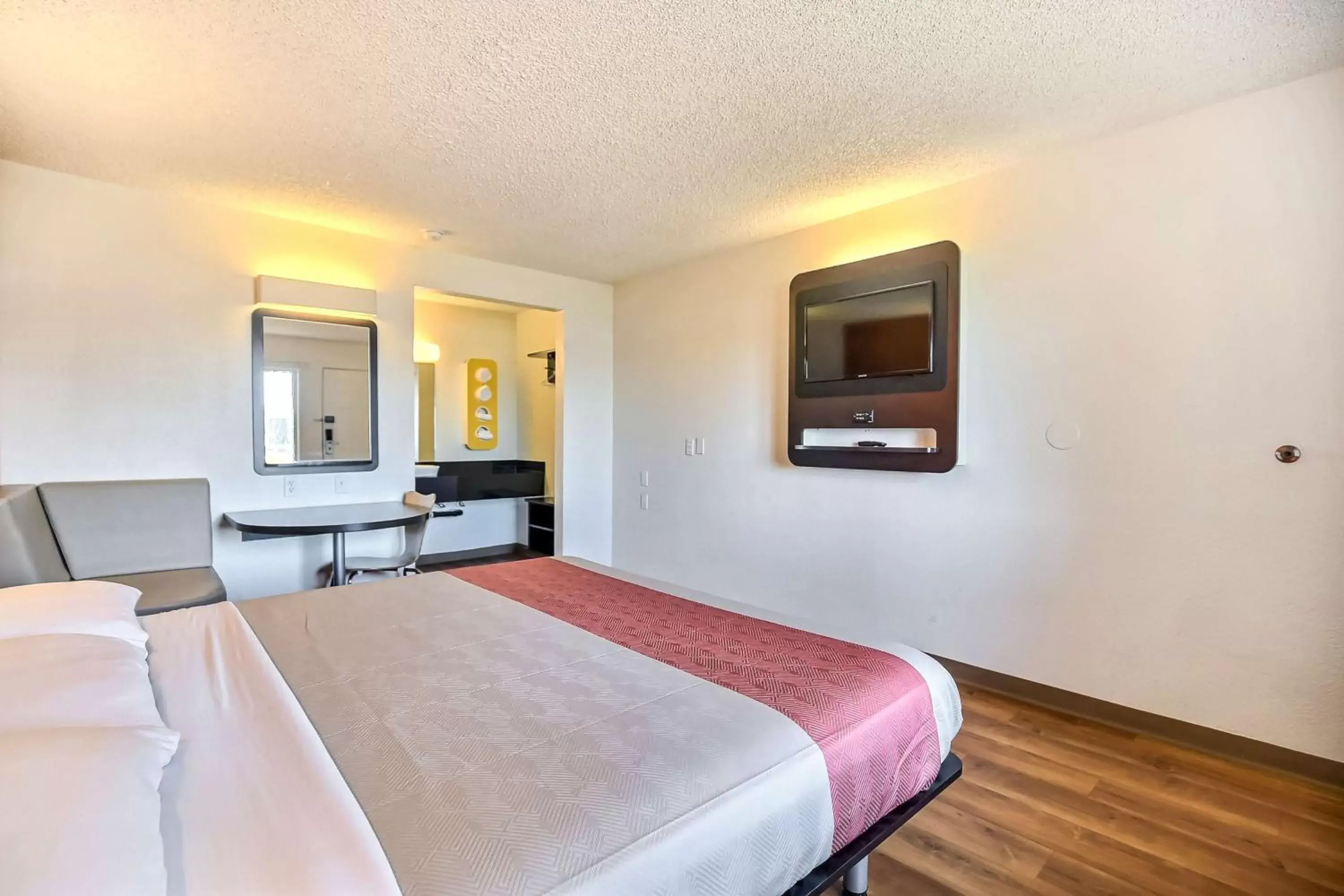 TV and multimedia, Bed in Motel 6-Oakland, CA - Embarcadero