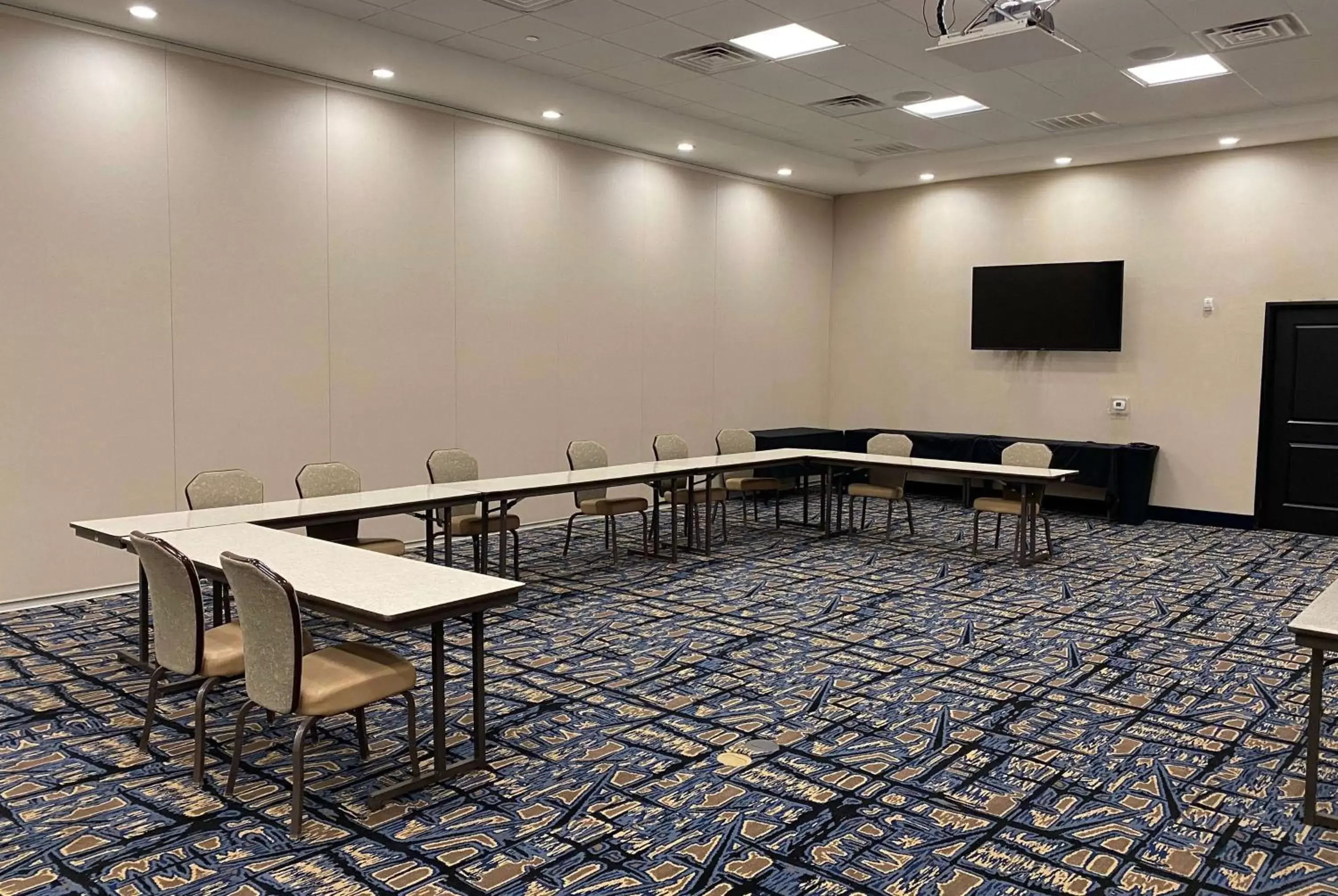 Meeting/conference room in La Quinta Inn & Suites by Wyndham Lubbock Southwest