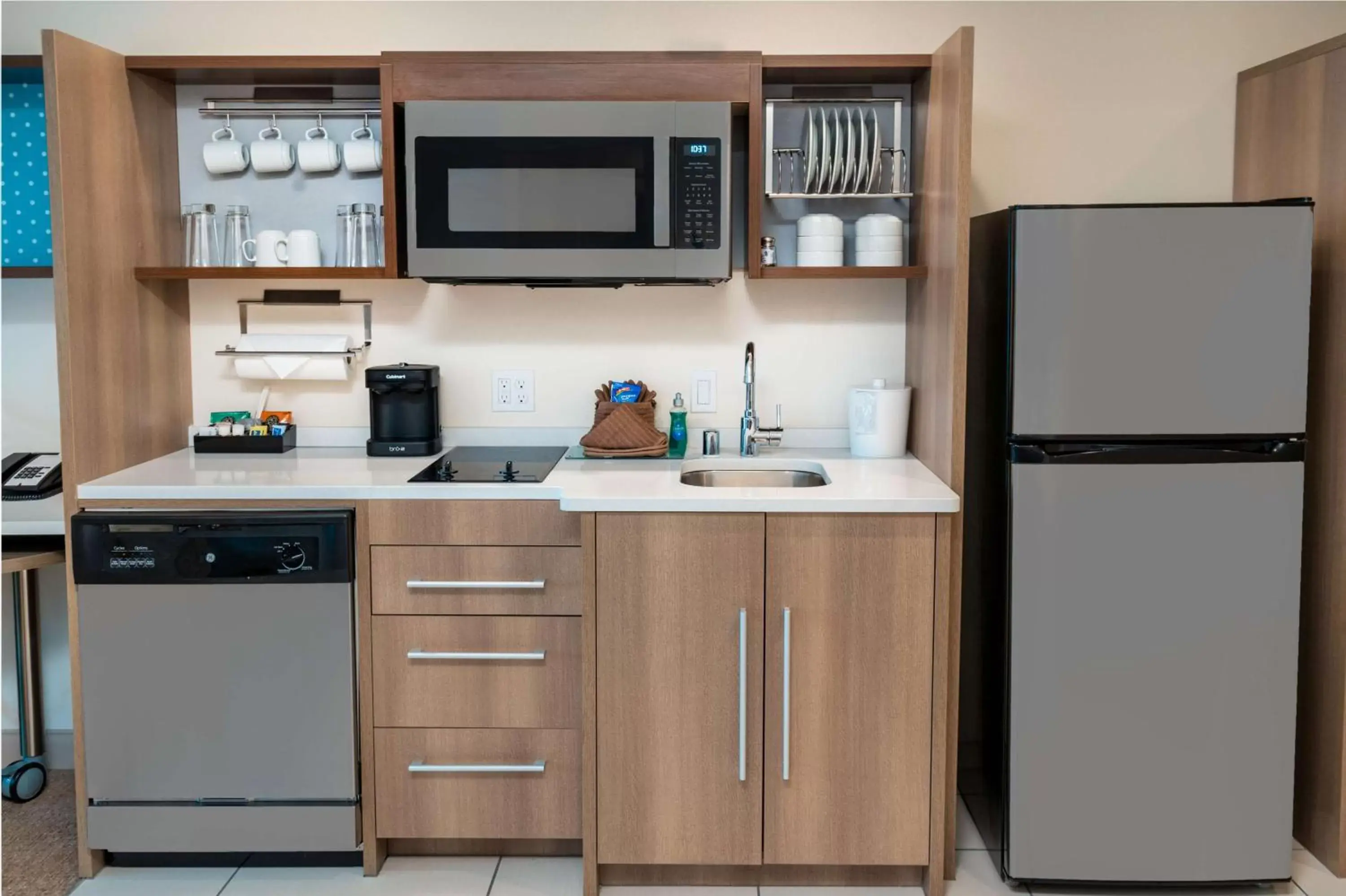 Kitchen or kitchenette, Kitchen/Kitchenette in Home2 Suites Corona, Ca