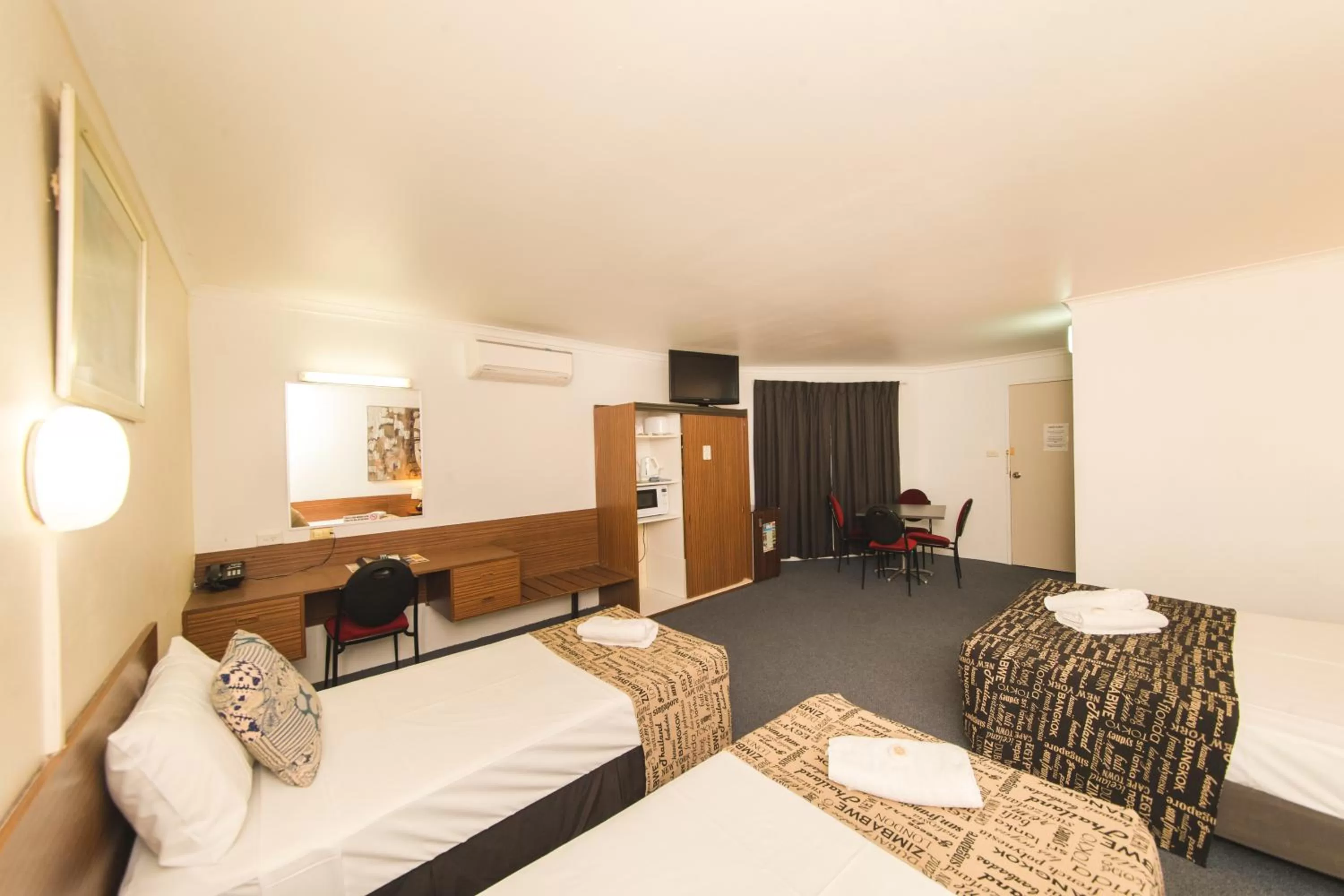 Bed in Hampton Villa Motel