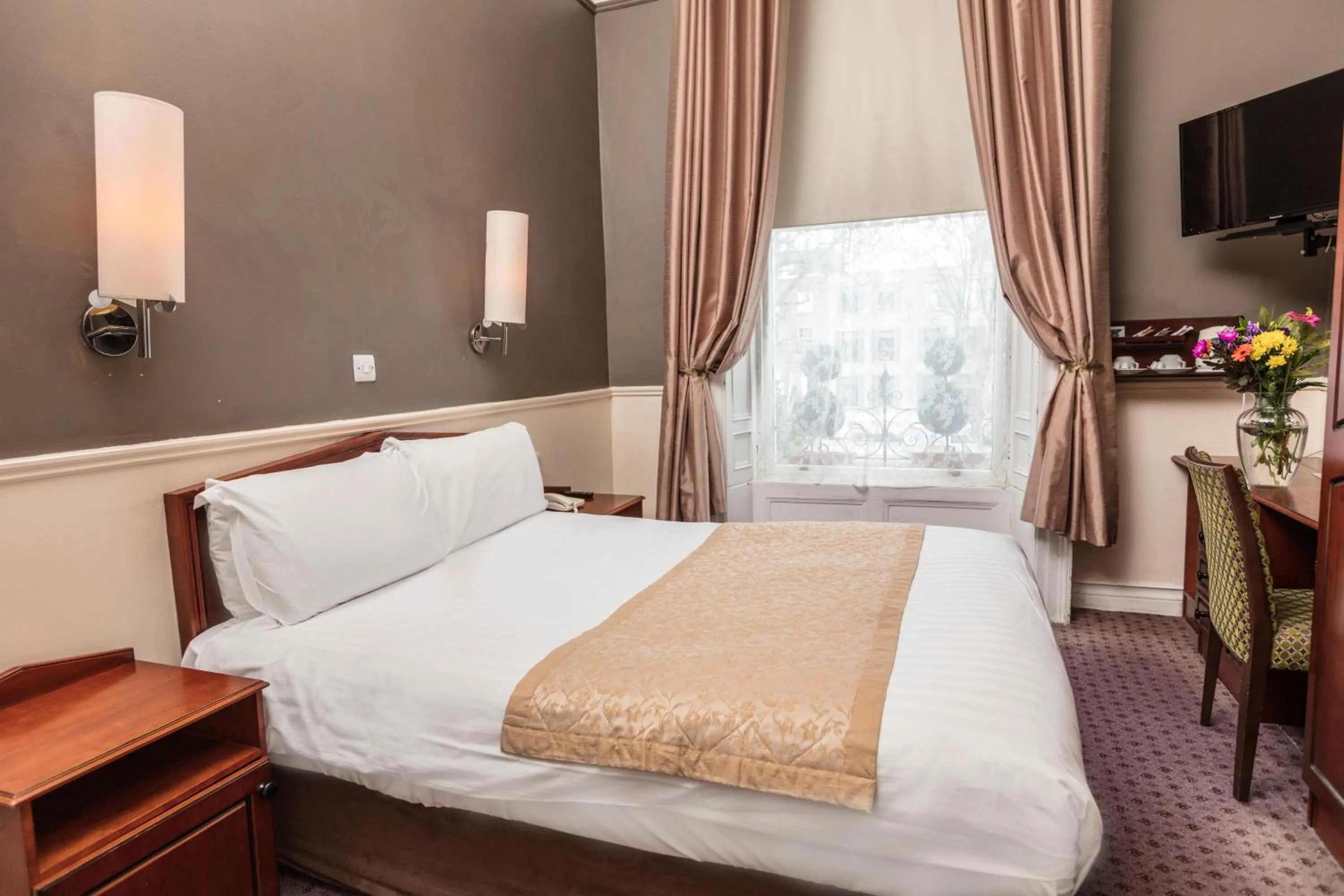 Bedroom, Bed in The Lansdowne Hotel