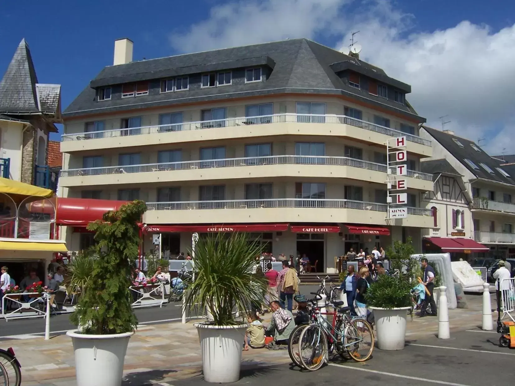 Facade/entrance, Property Building in Hôtel Restaurant BO & MIA