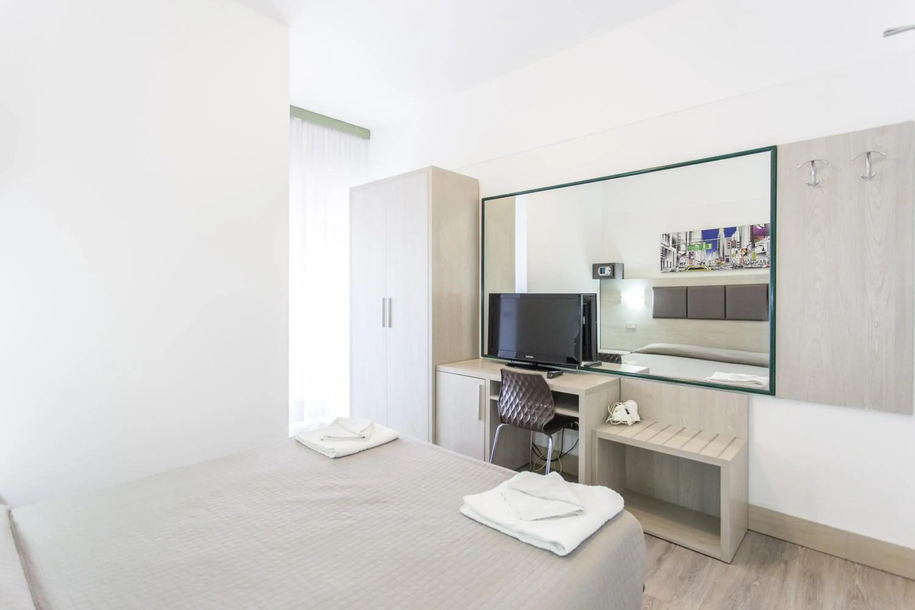 Bed, TV/Entertainment Center in Hotel Tiberius