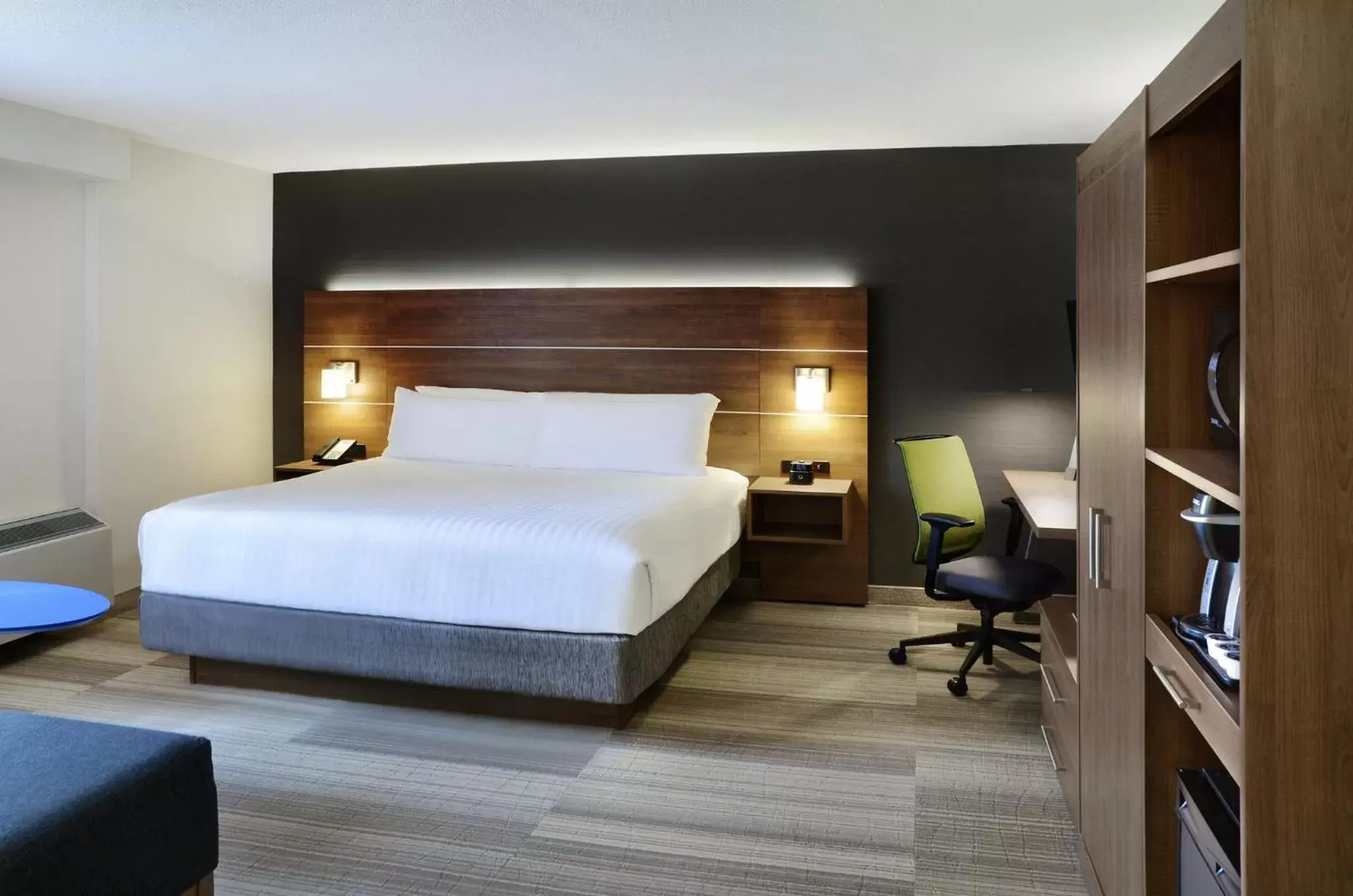 Photo of the whole room, Bed in Holiday Inn Express Toronto Downtown, an IHG Hotel