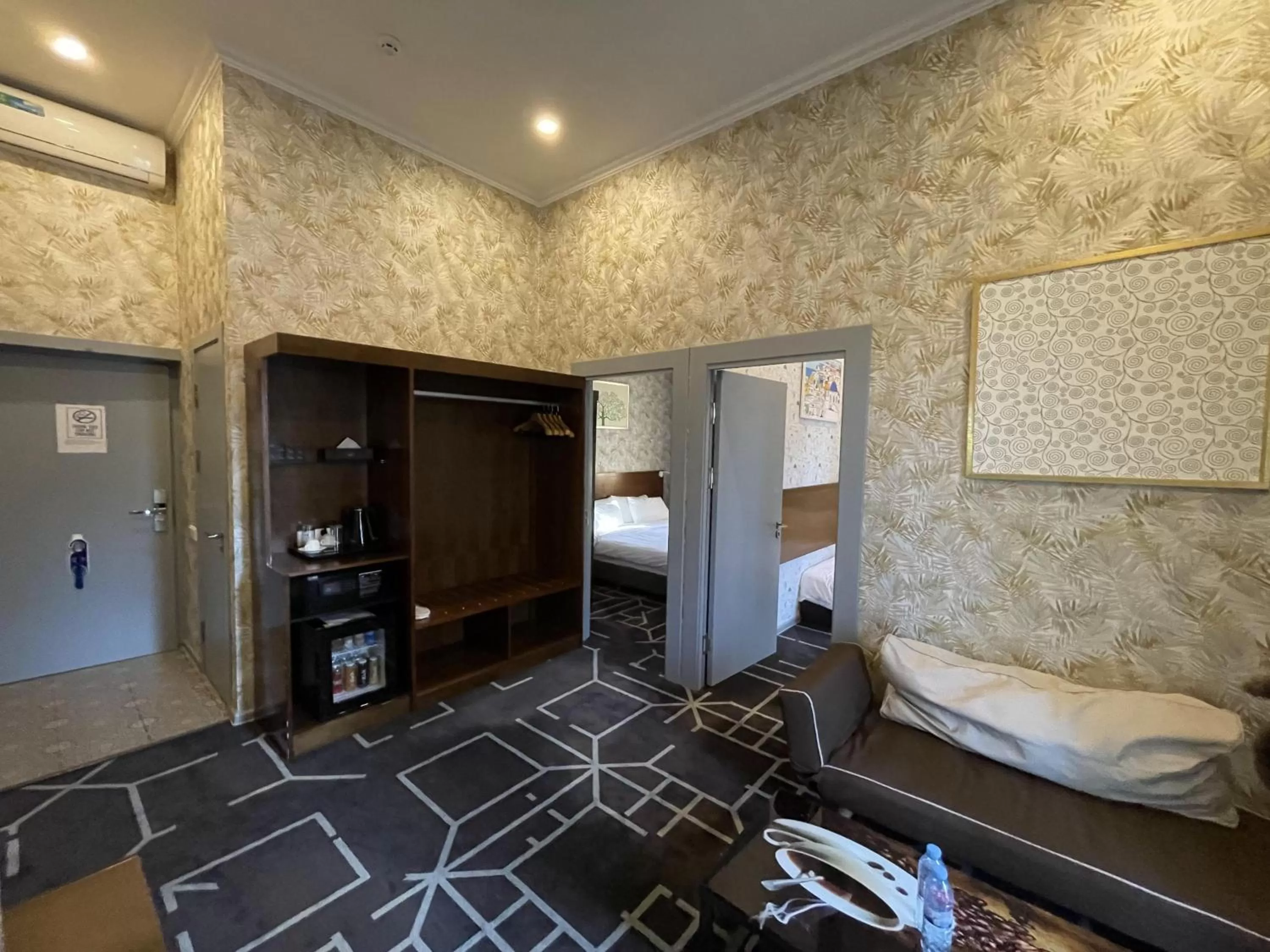 Seating area, Bed in City Centre Hotel