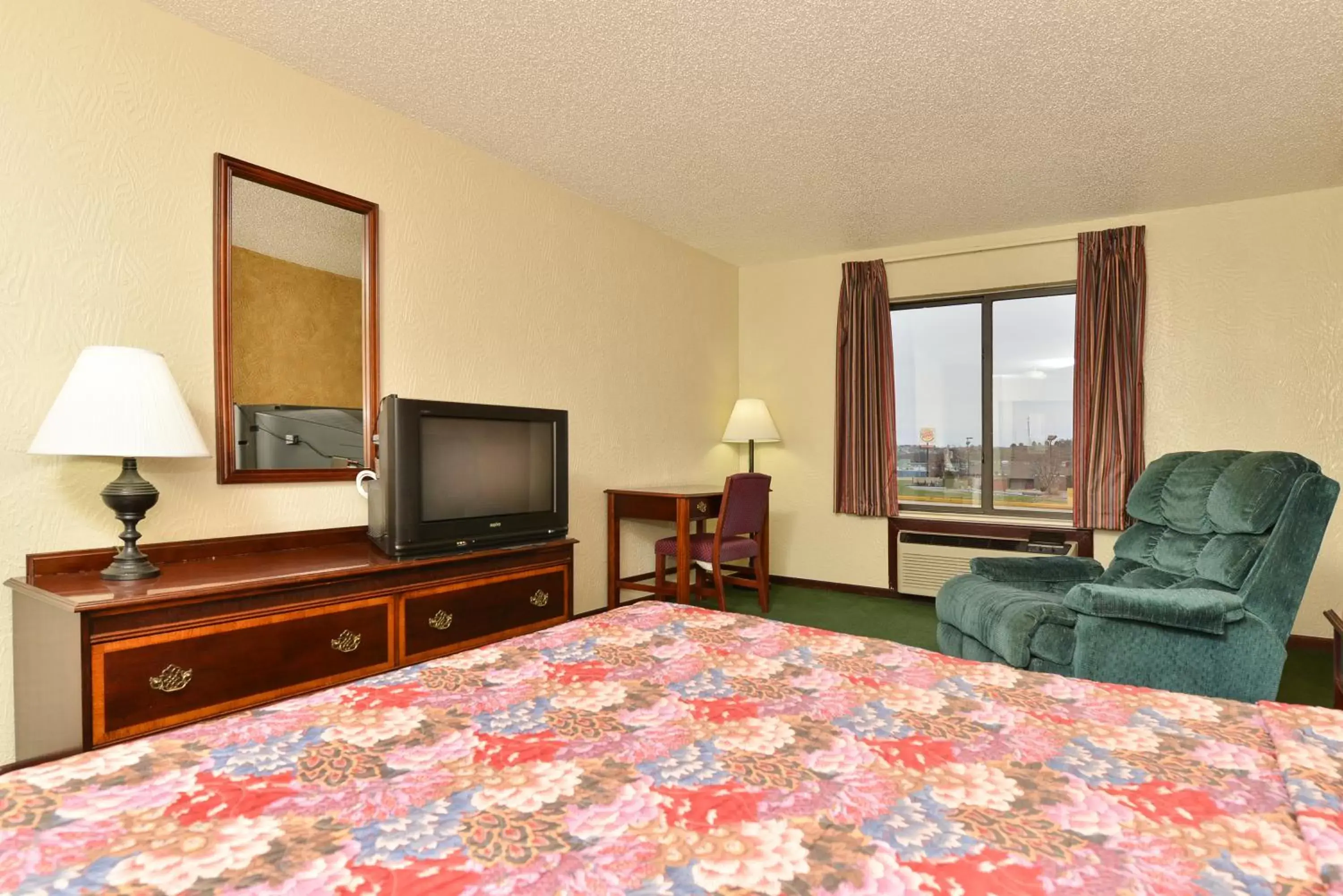 Bedroom, TV/Entertainment Center in Days Inn by Wyndham Ozark Springfield