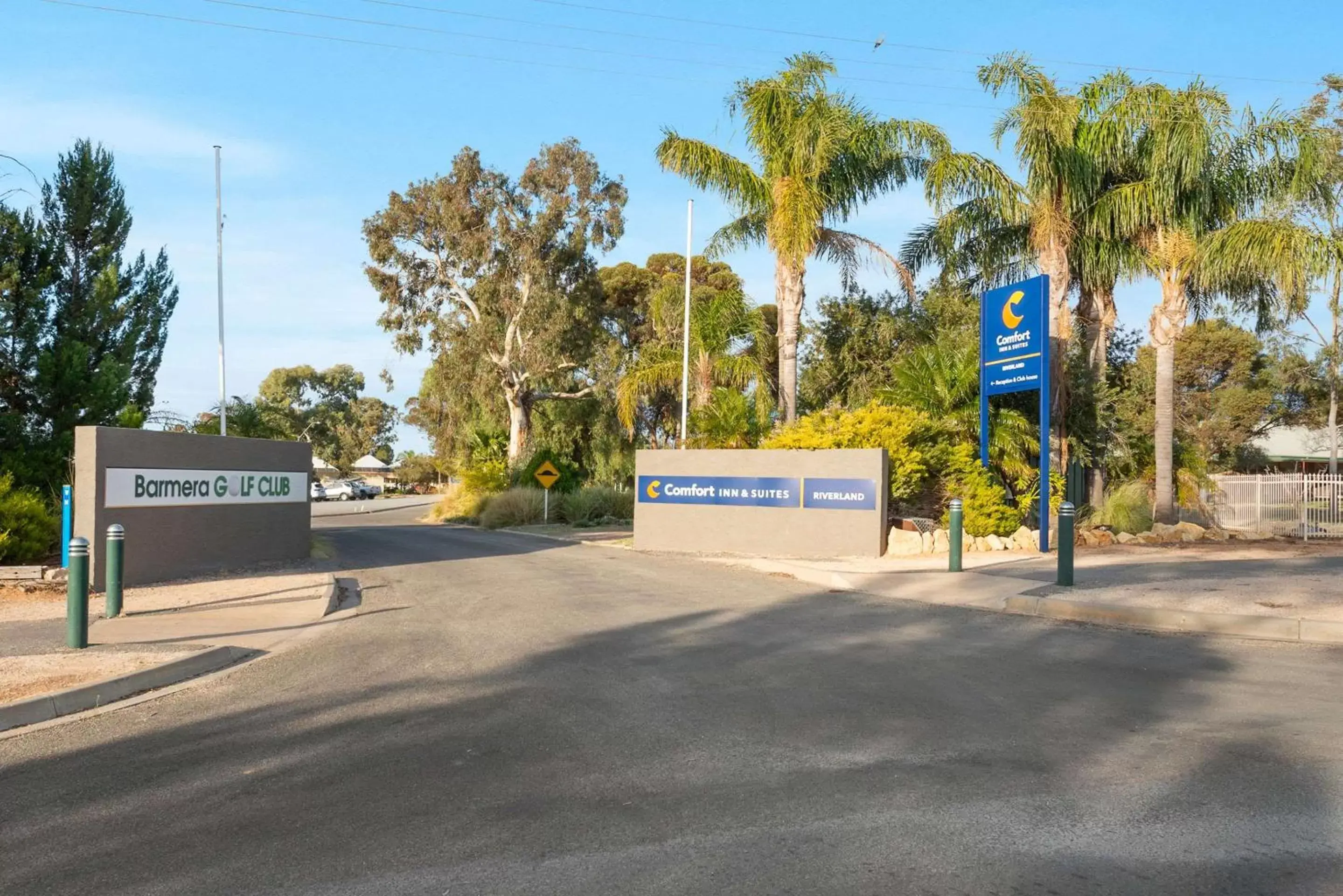 Property building, Property Logo/Sign in Comfort Inn & Suites Riverland