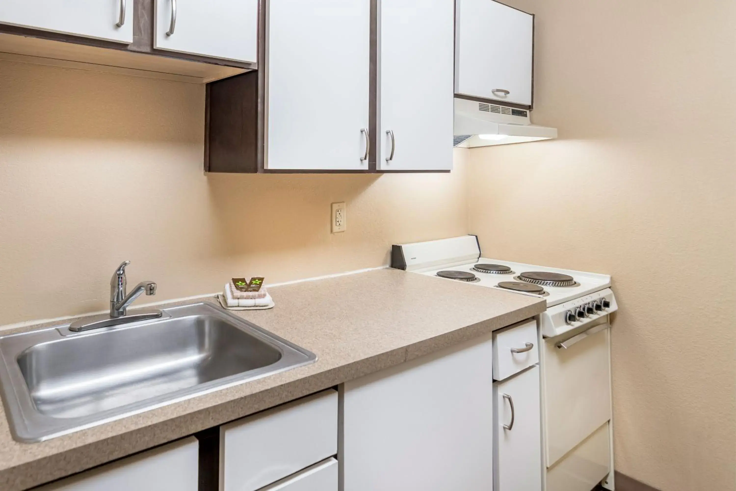 Kitchen or kitchenette, Kitchen/Kitchenette in Extended Stay America Suites - Tulsa - Midtown