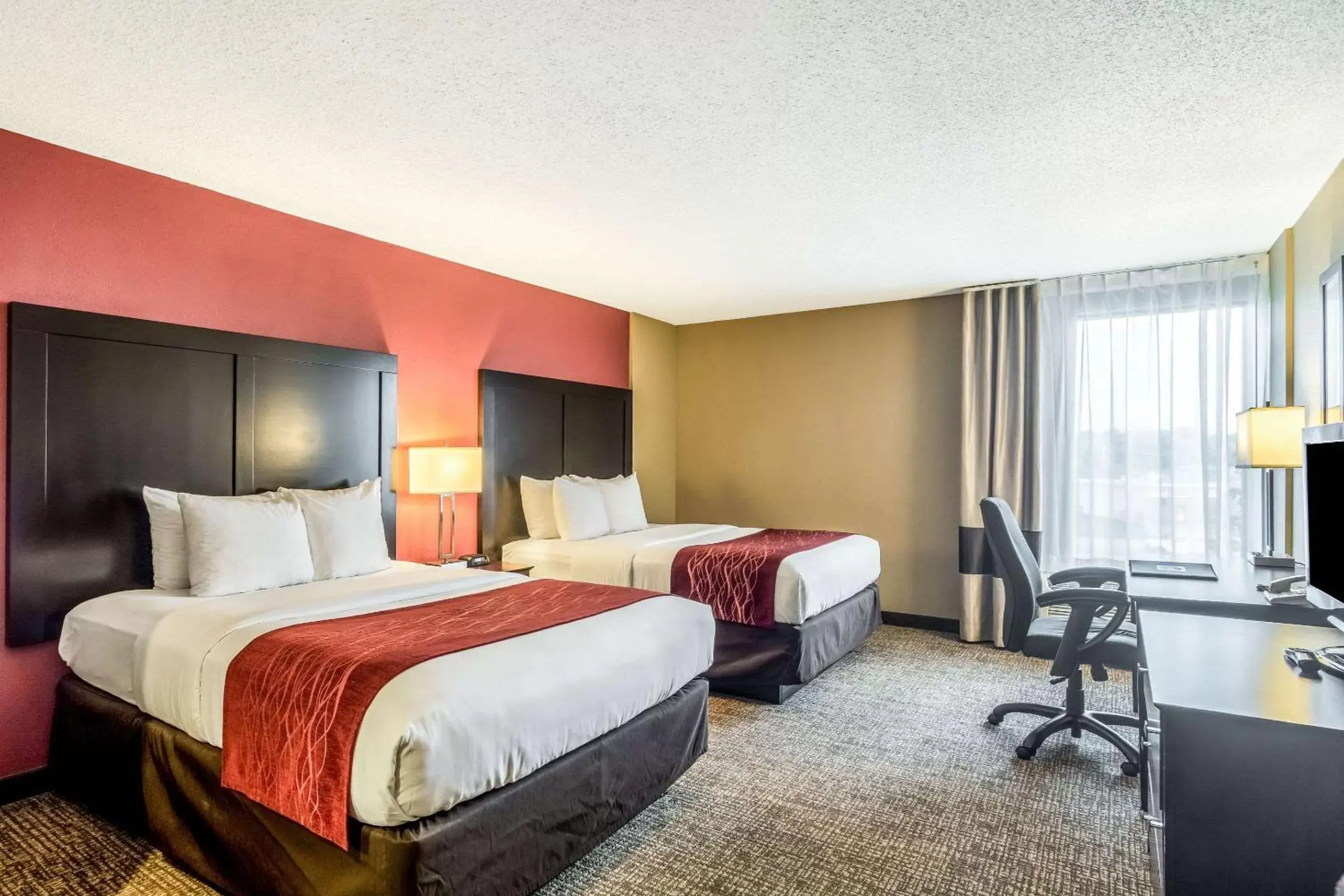 Photo of the whole room, Bed in Comfort Inn Convention Center-Chicago O’hare Airport
