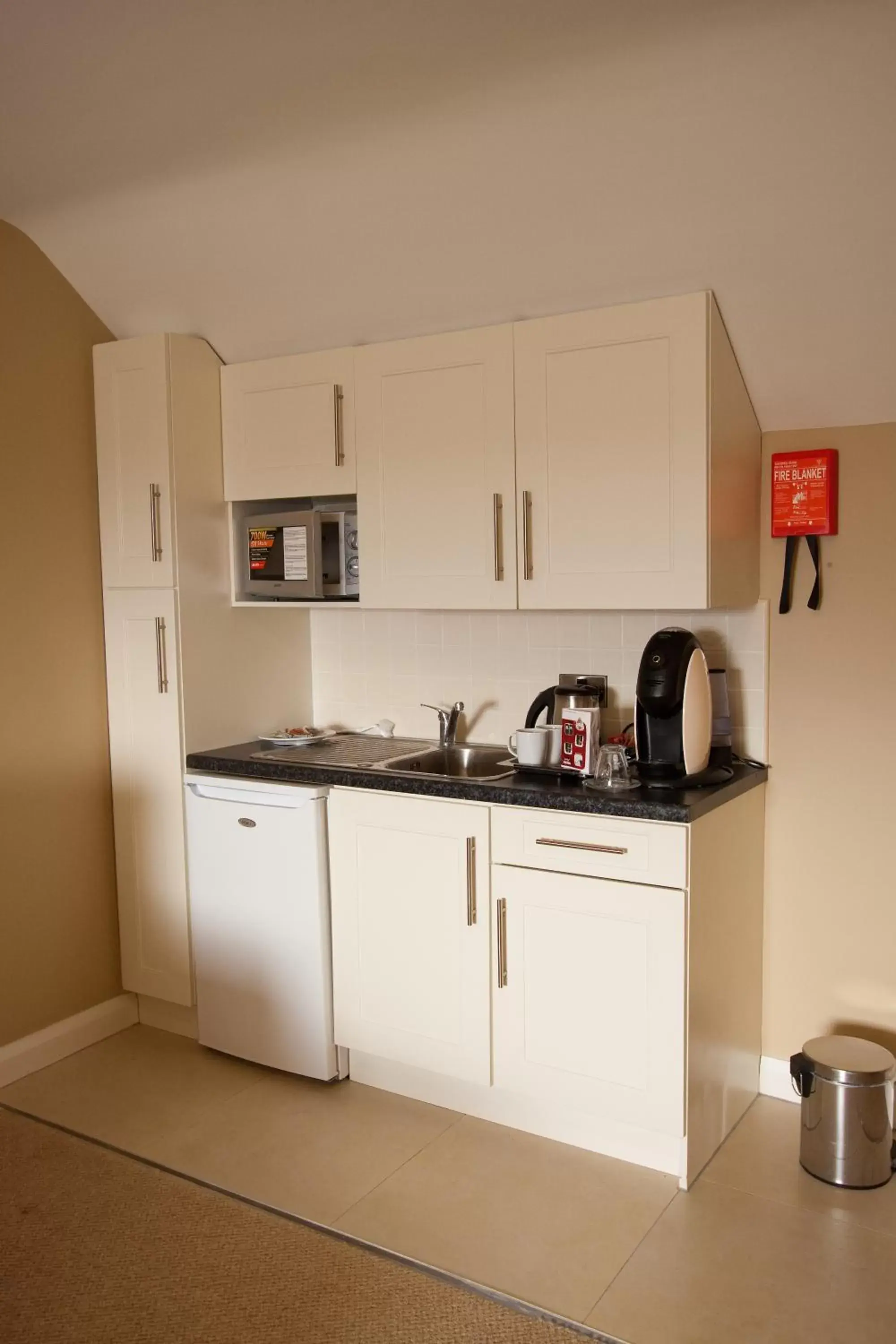 Kitchen or kitchenette, Kitchen/Kitchenette in Strandhill Lodge and Suites