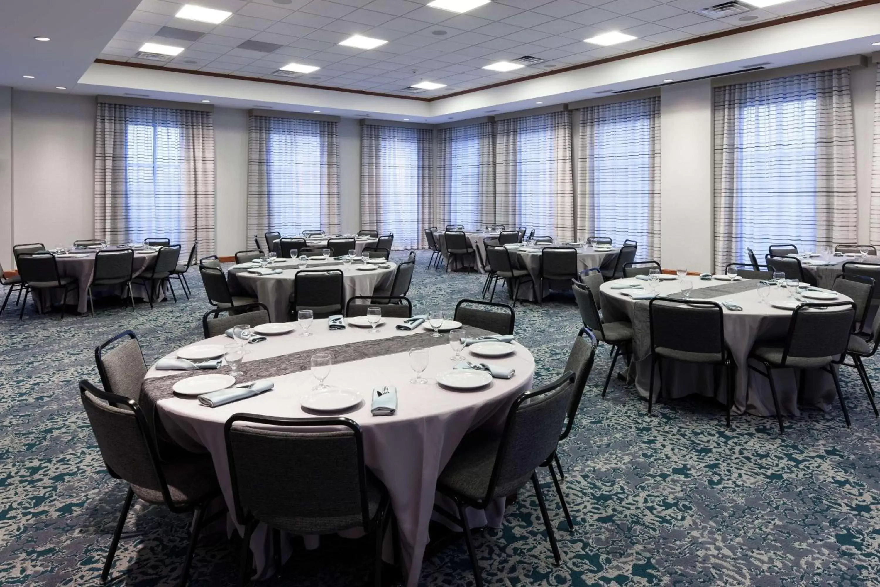 Meeting/conference room, Restaurant/Places to Eat in Hilton Garden Inn Lake Forest Mettawa