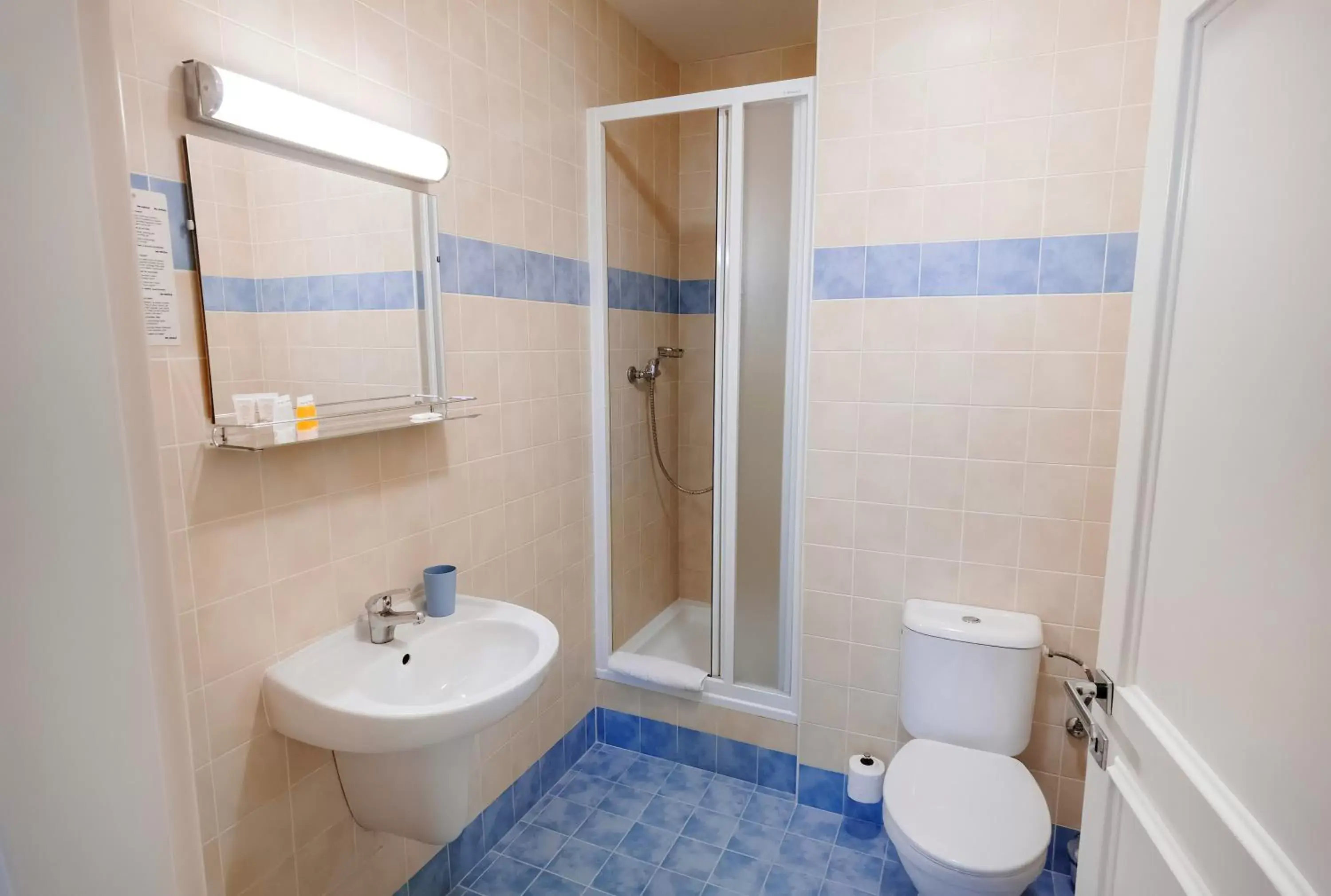 Shower, Bathroom in Hotel Orion