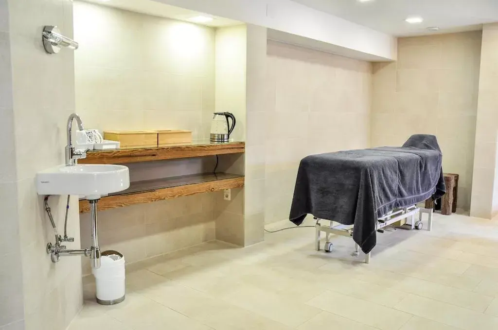 Massage, Bathroom in Hotel Seelos