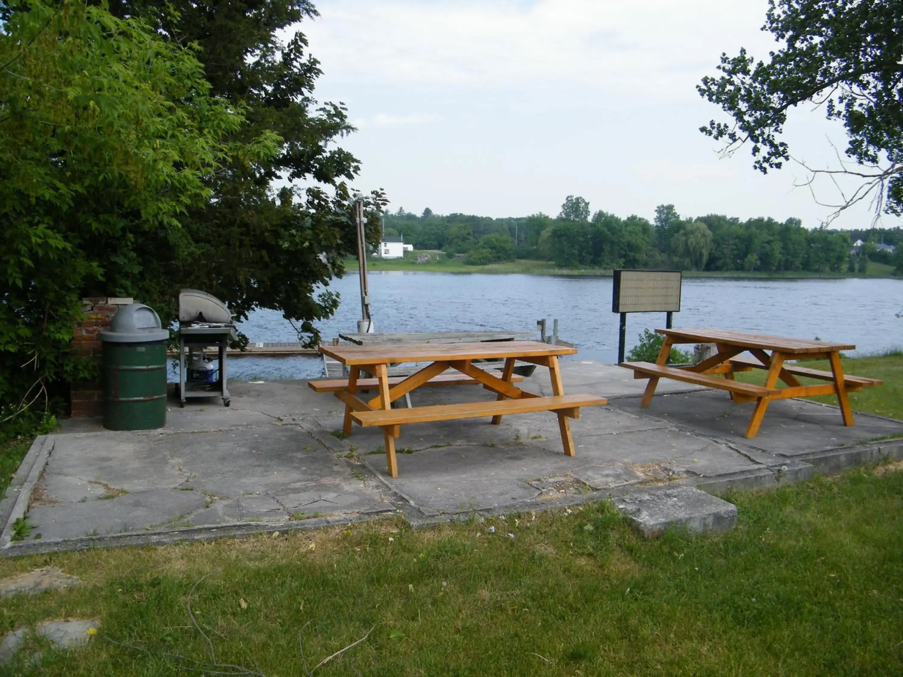 BBQ Facilities in Campbellford River Inn