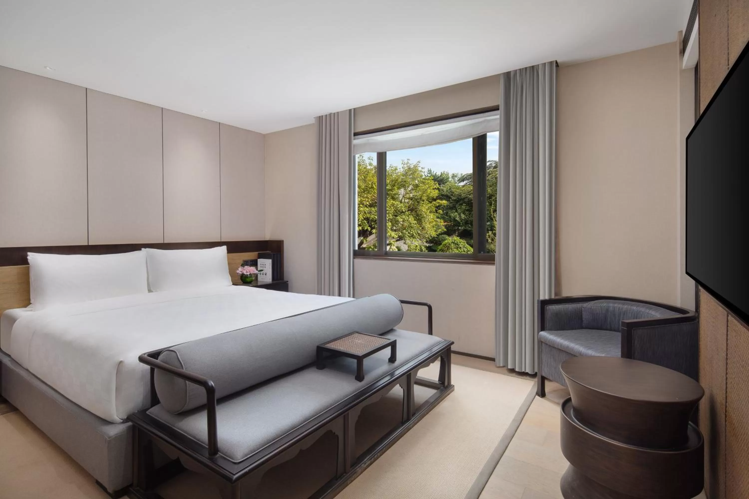 Photo of the whole room, Bed in HUALUXE Xi'an Tanghua by IHG