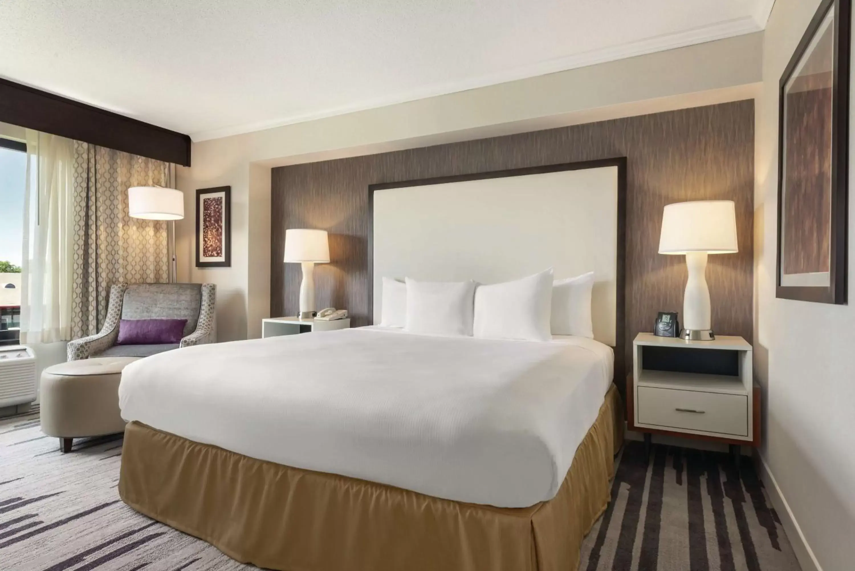 Bed in DoubleTree by Hilton Milwaukee/Brookfield