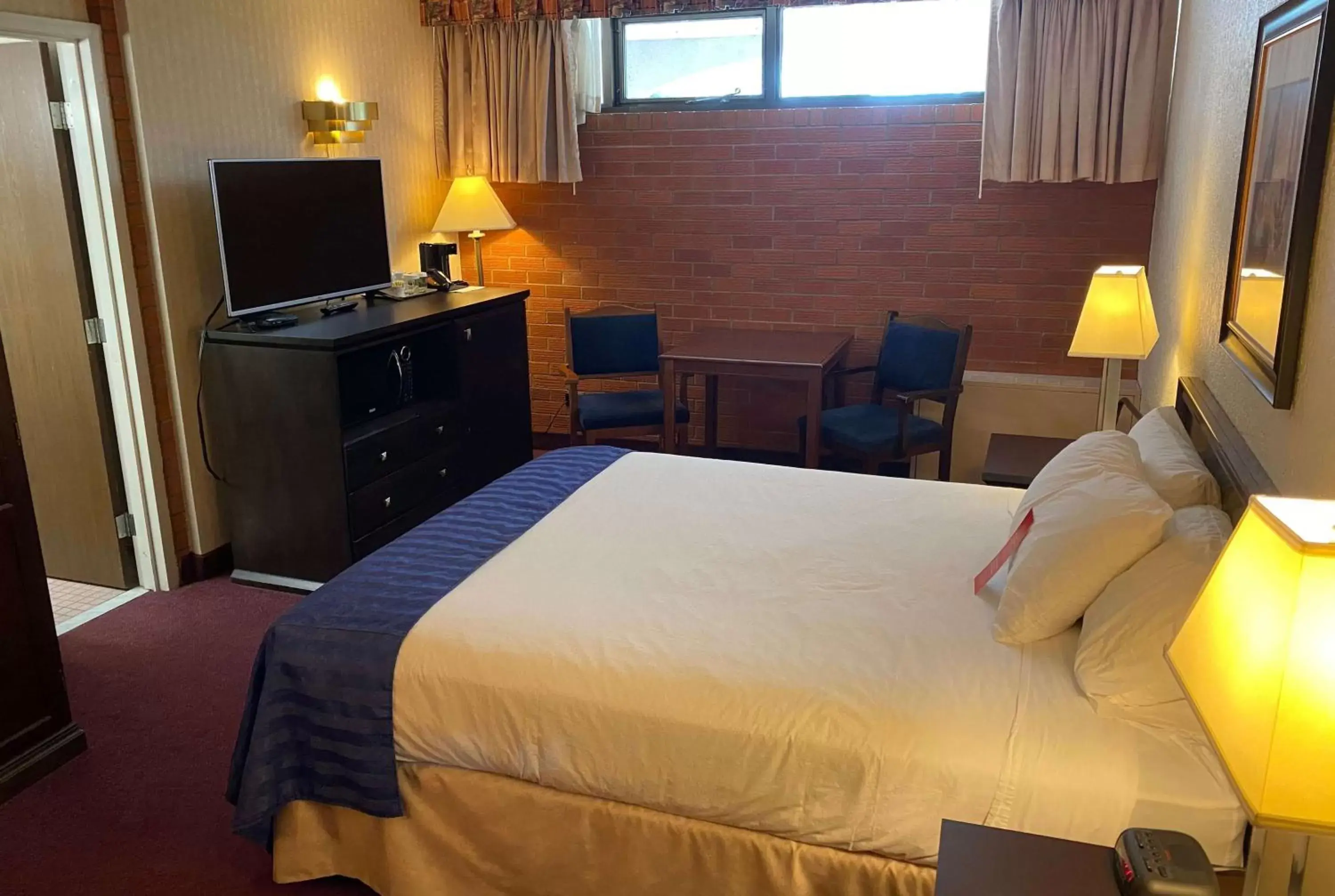 Photo of the whole room, Bed in Ramada by Wyndham Lethbridge Photo of the whole room, Bed in Ramada by Wyndham Lethbridge