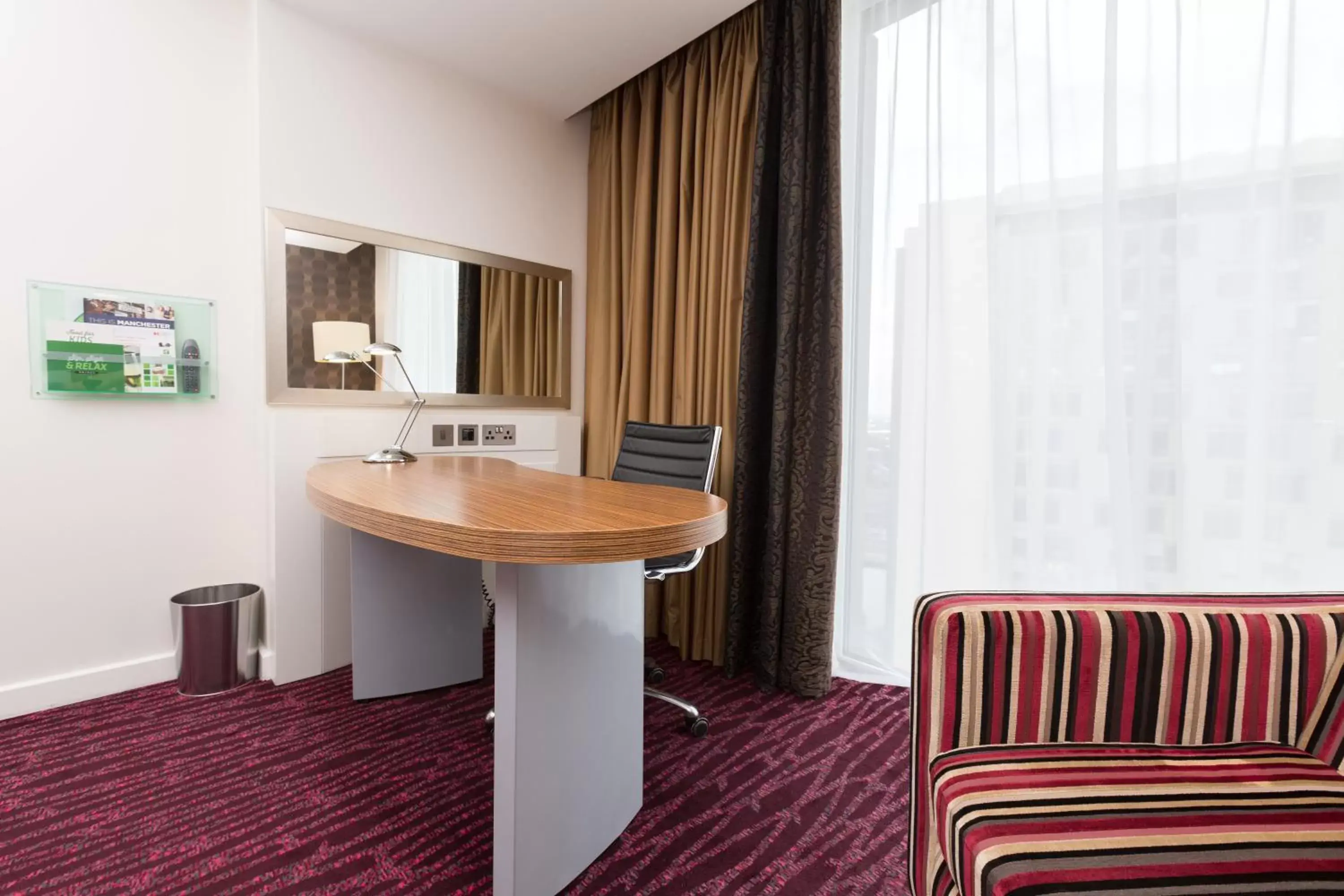 Photo of the whole room, Seating Area in Holiday Inn Manchester-Mediacityuk, an IHG Hotel