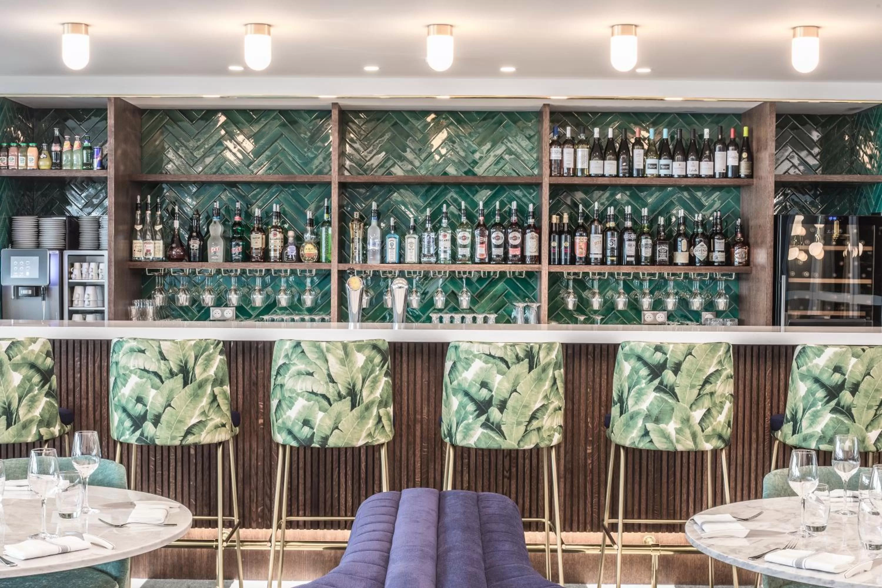 Lounge or bar in L'Échappée - Hôtel Casino Dieppe