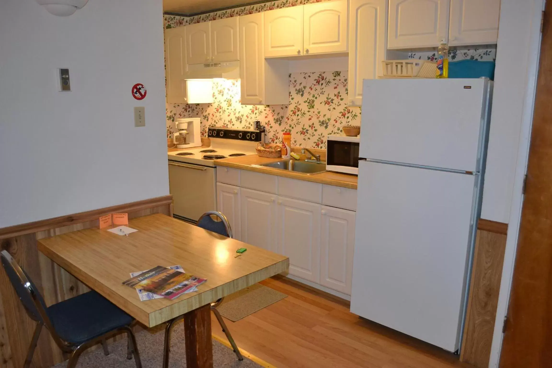 Coffee/tea facilities, Kitchen/Kitchenette in Pioneer Inn Downtown